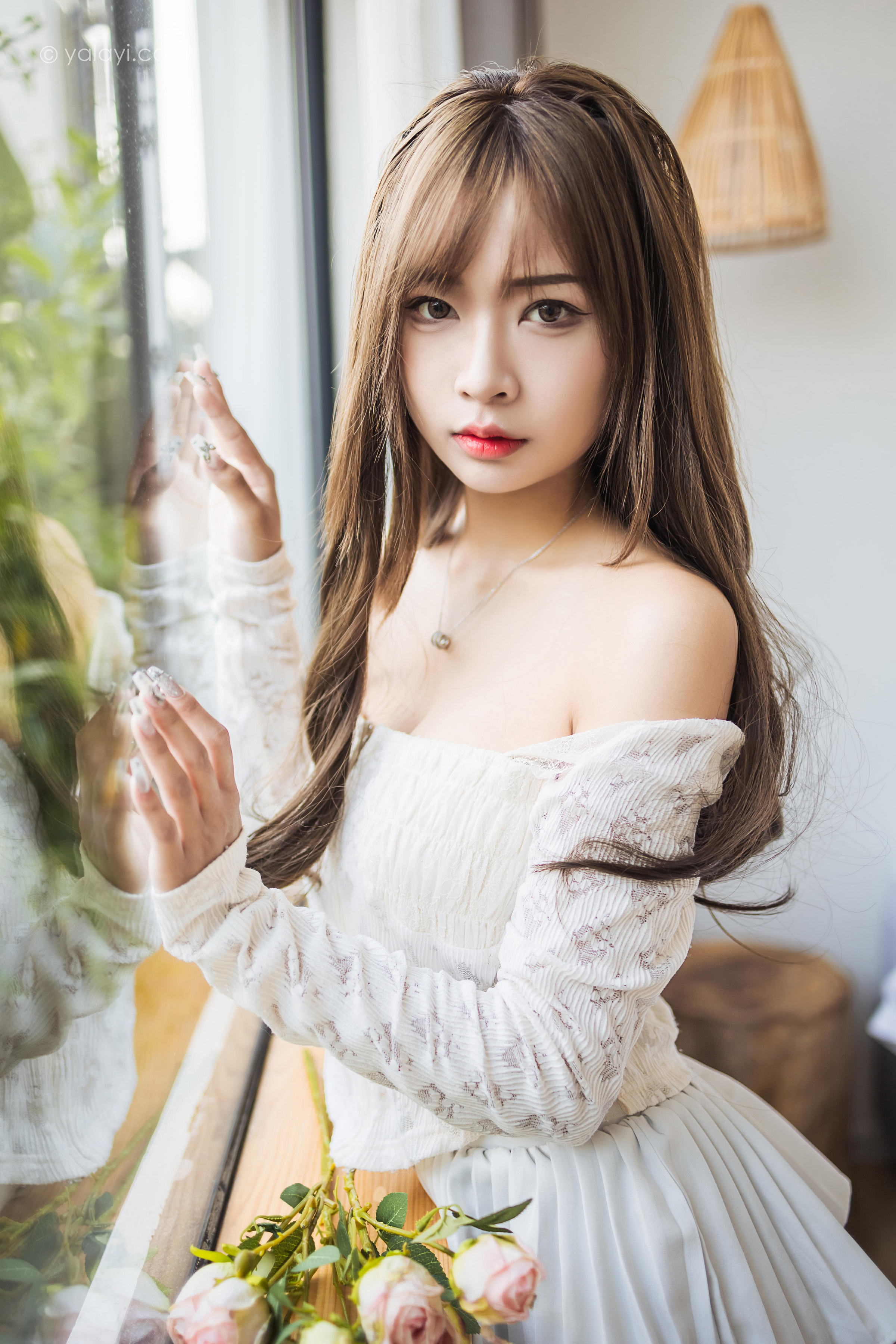 [YALAYI雅拉伊]2022.06.09 某一天 阿禾 白色透视蕾丝上衣与短裙加白色丝袜美腿清纯写真集第8张
