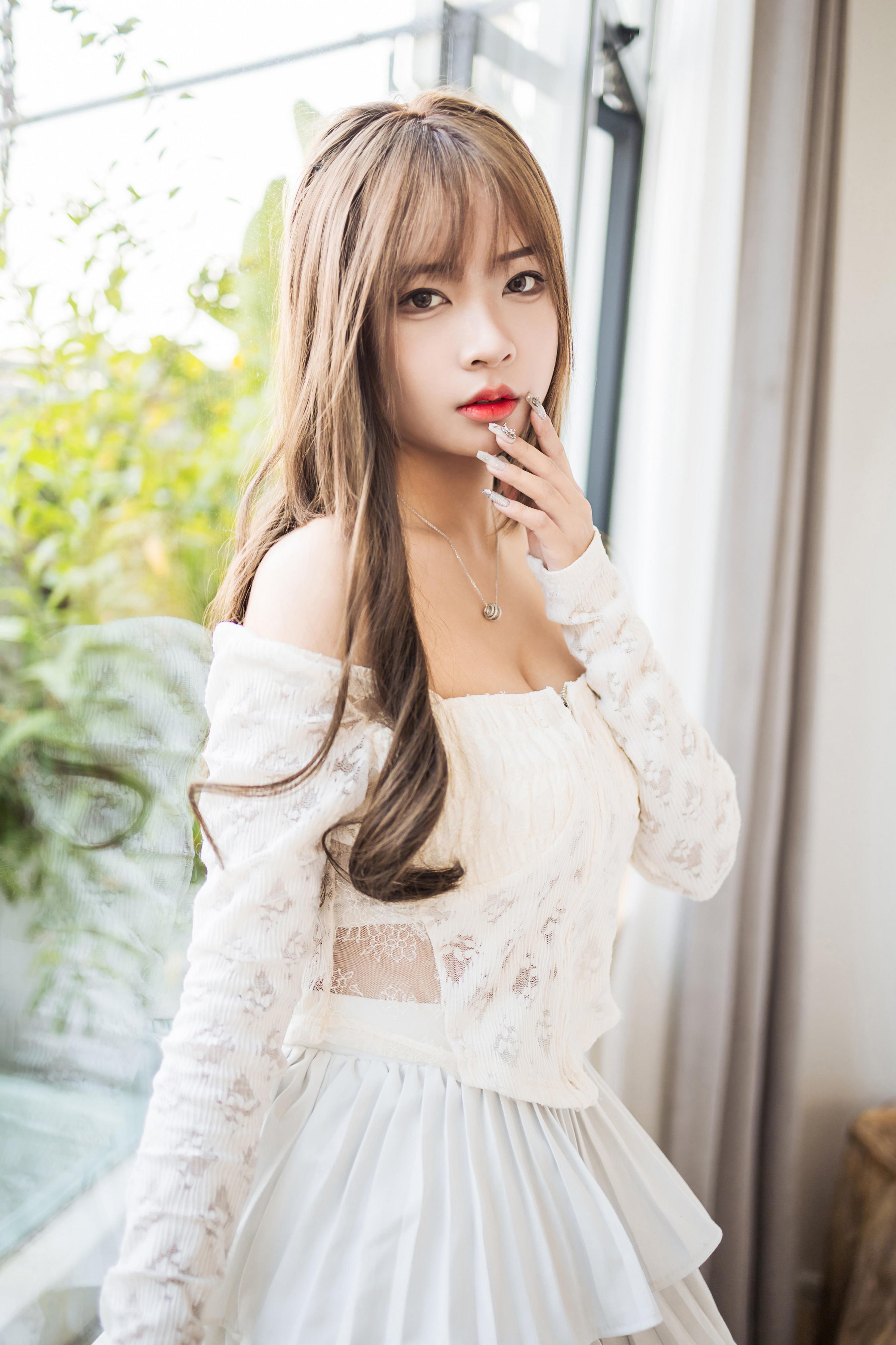 [YALAYI雅拉伊]2022.06.09 某一天 阿禾 白色透视蕾丝上衣与短裙加白色丝袜美腿清纯写真集第7张