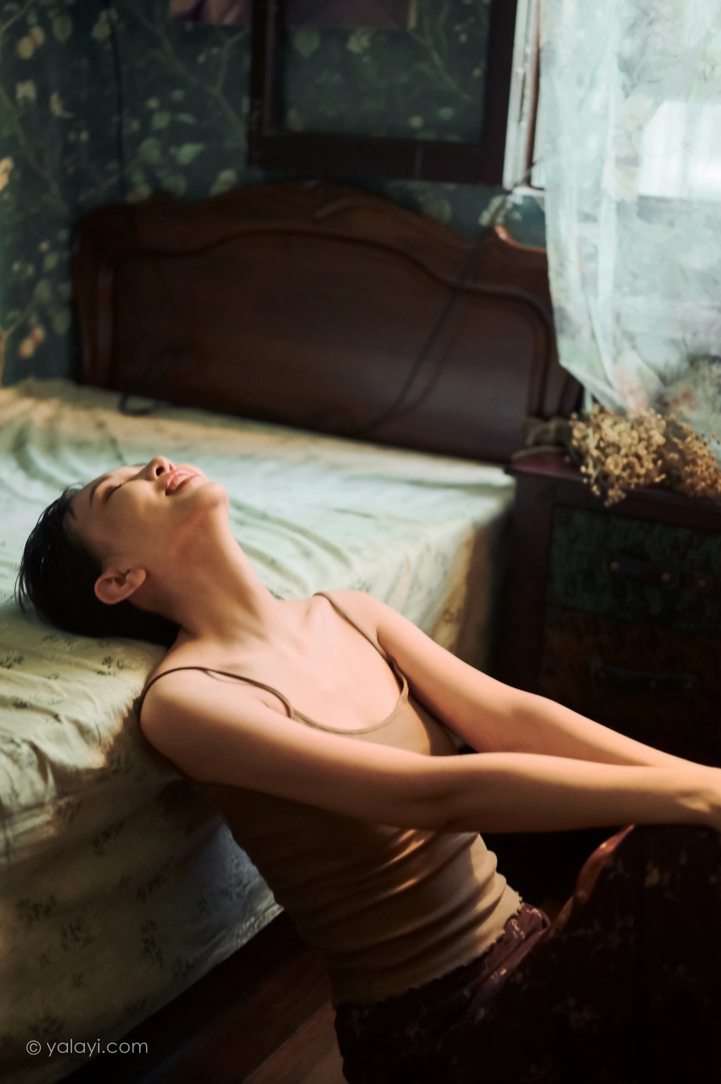 [YALAYI雅拉伊]NO.689 《黯然》 妍妍 橙色性感小背心加棕色短裙性感私房写真集第12张