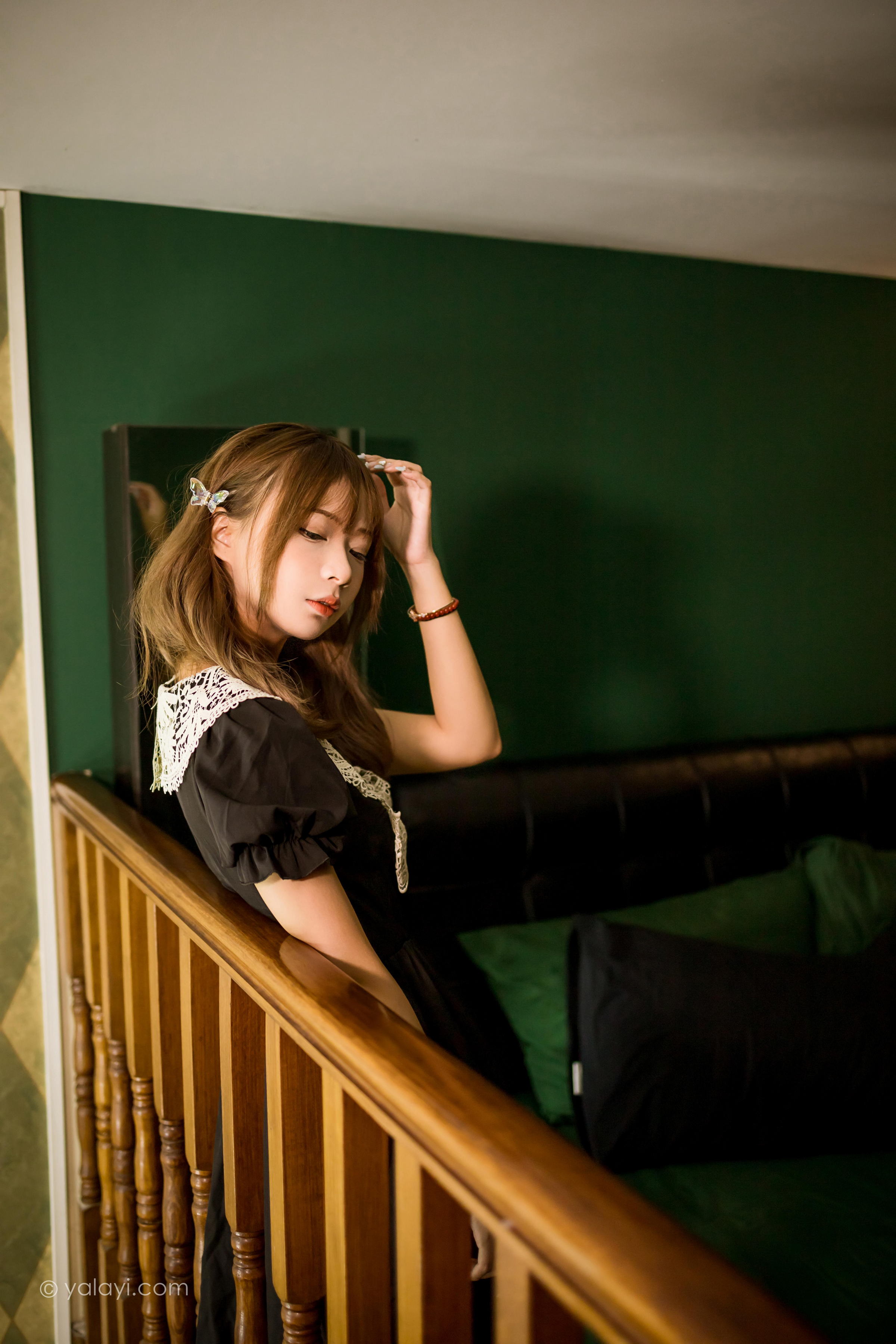 [YALAYI雅拉伊]2022.08.31 黑色的蝴蝶 阿禾 黑色复古蕾丝连衣裙清纯写真集第1张