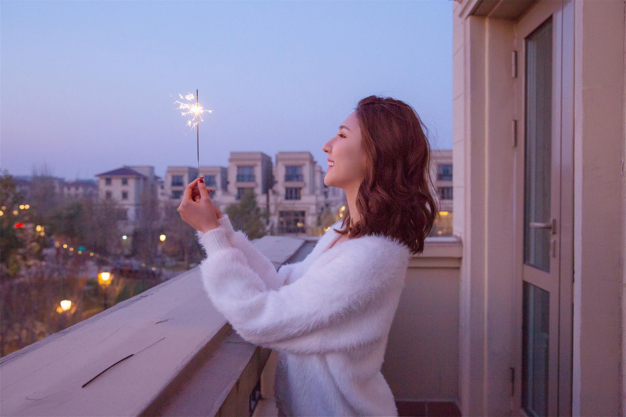 [YALAYI雅拉伊]2021.11.26 美丽的花火 居家女友 白色外套加吊带蕾丝连衣裙清纯写真集第6张