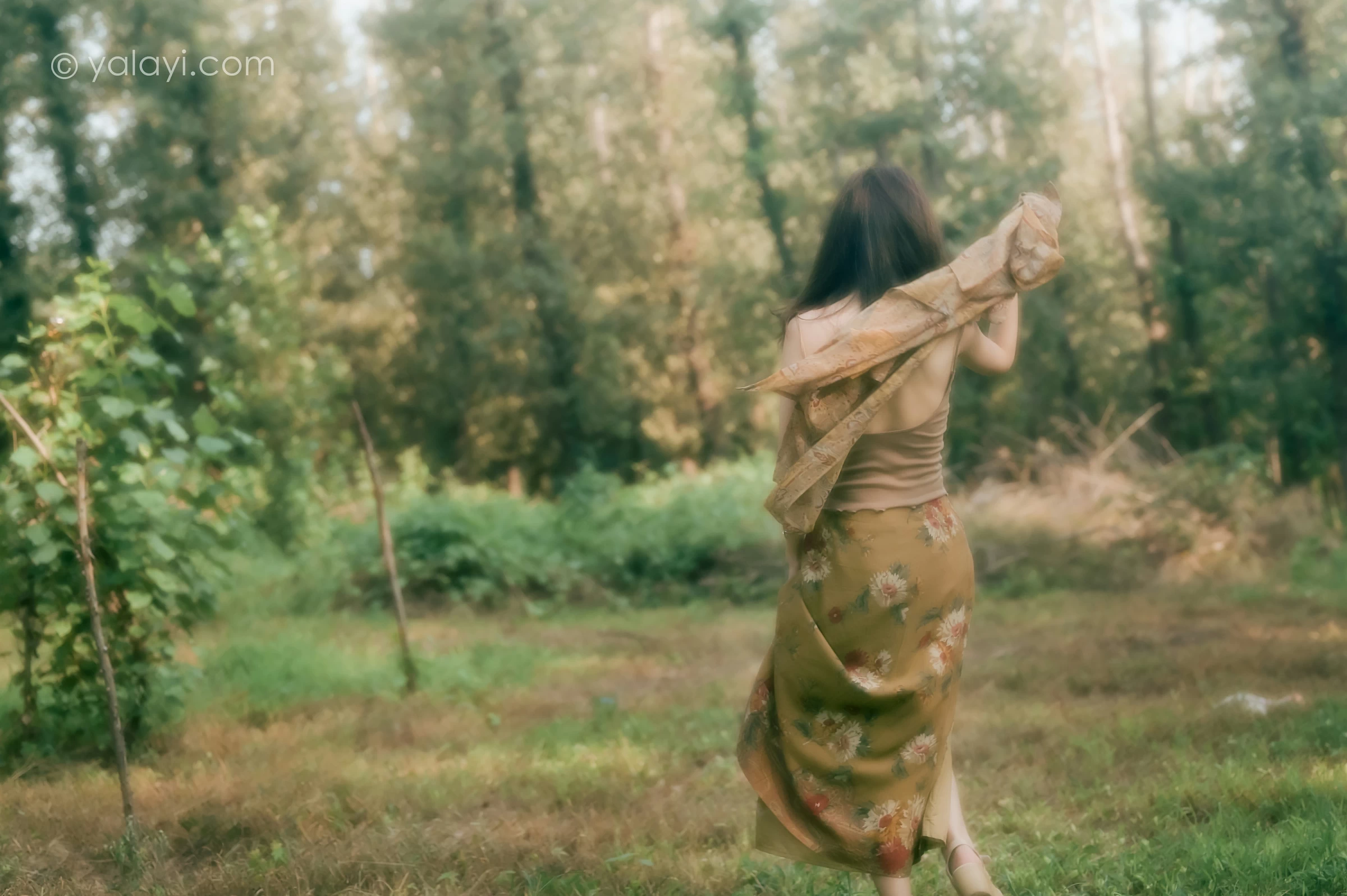 [YALAYI雅拉伊]NO.691 《梦境》 佳佳 橙色性感小背心加短裙私房写真第5张