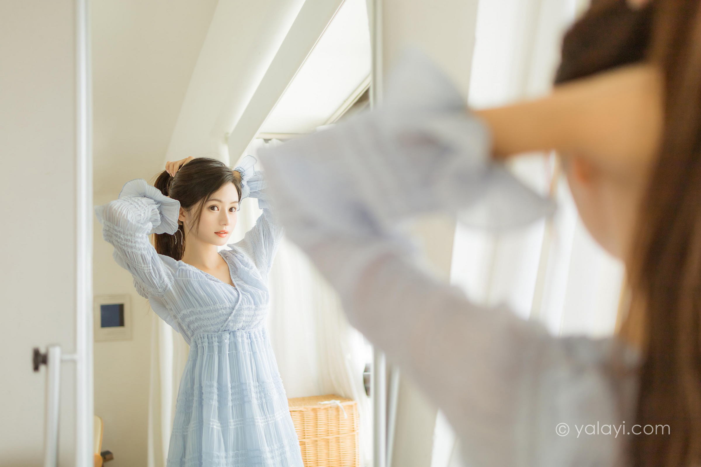 [YALAYI雅拉伊]2022.07.08 糖的滋味 沐兰 淡蓝色透视连衣裙加肉丝美腿清纯写真集第12张