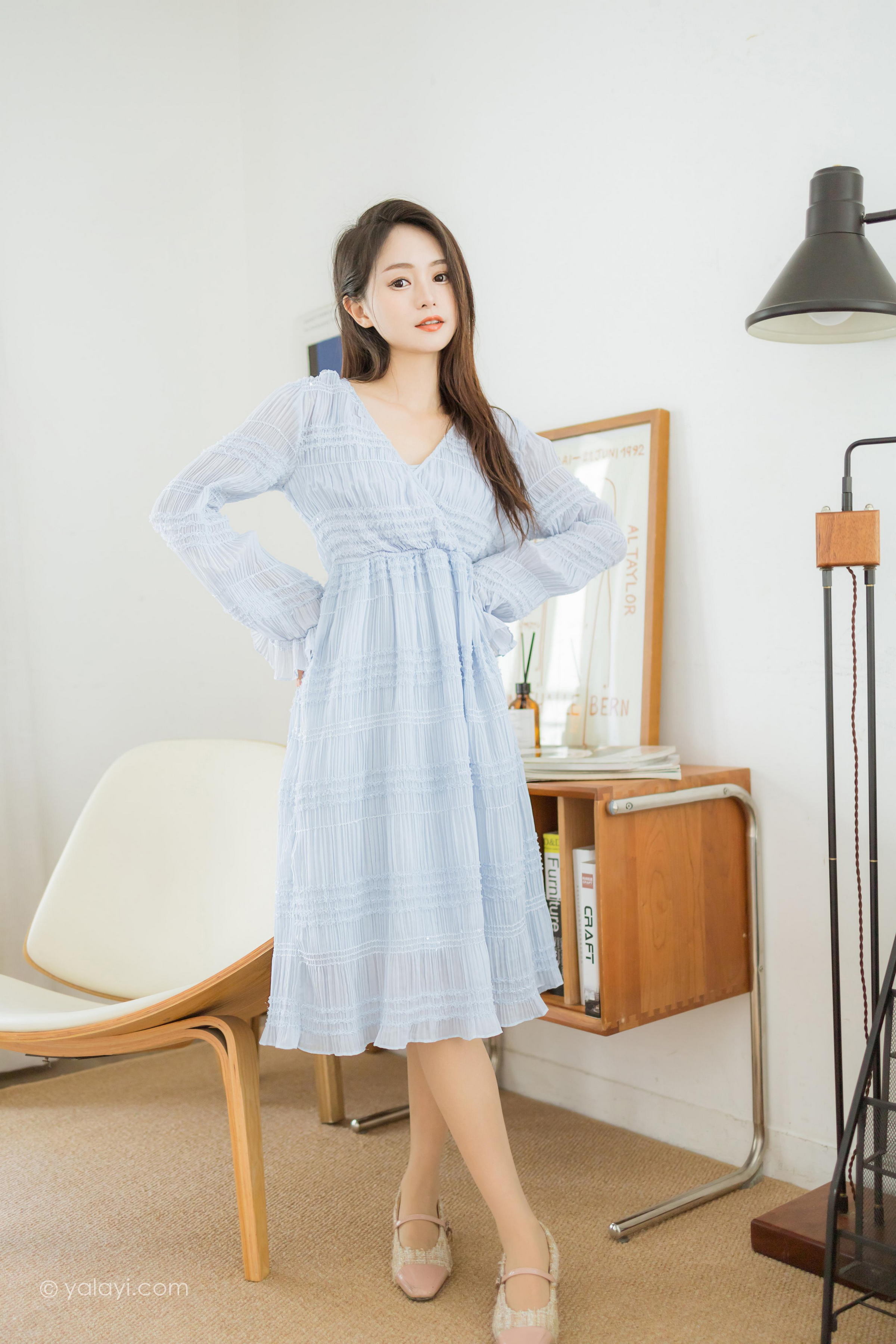 [YALAYI雅拉伊]2022.07.08 糖的滋味 沐兰 淡蓝色透视连衣裙加肉丝美腿清纯写真集第9张