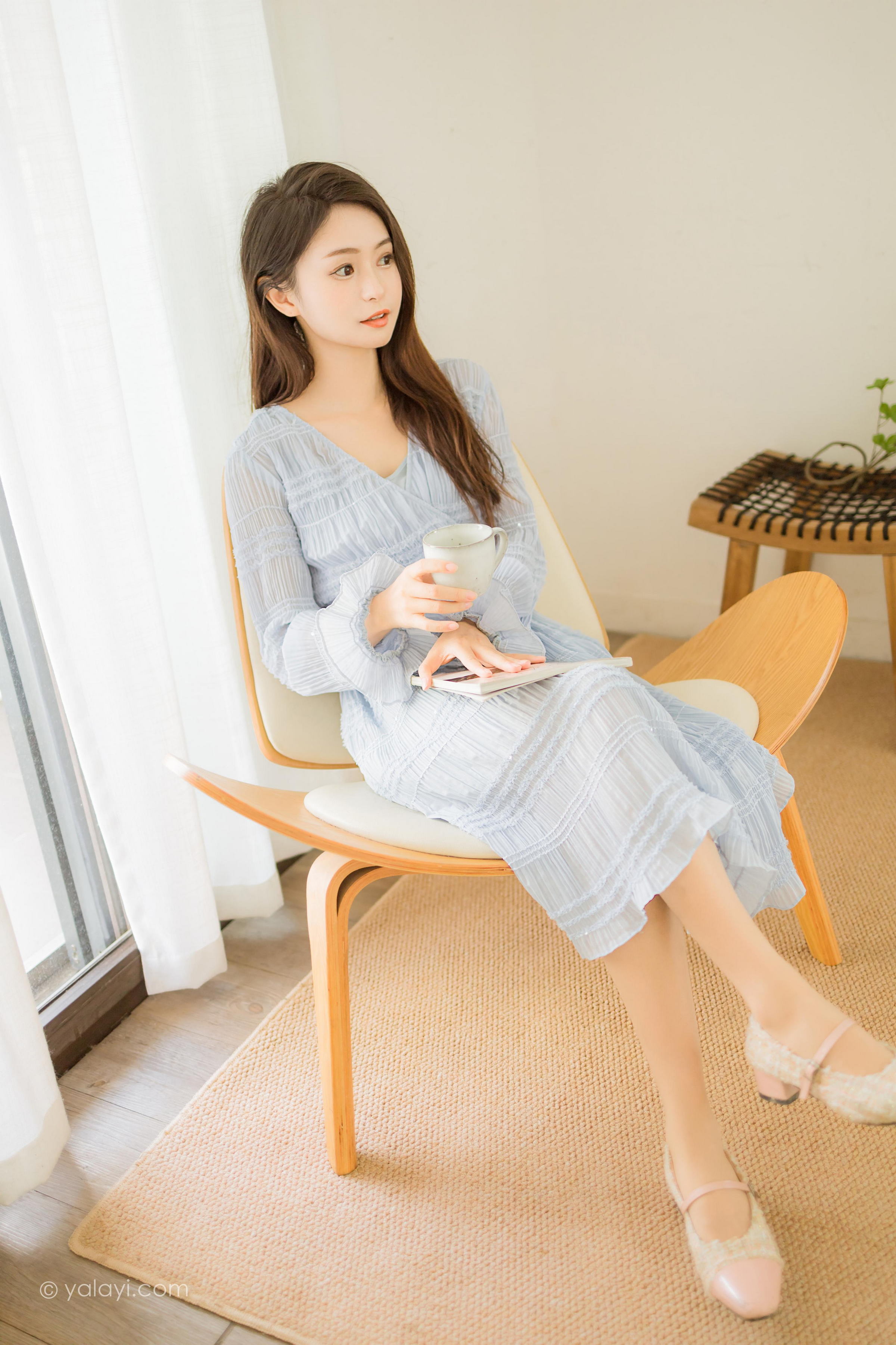 [YALAYI雅拉伊]2022.07.08 糖的滋味 沐兰 淡蓝色透视连衣裙加肉丝美腿清纯写真集第13张