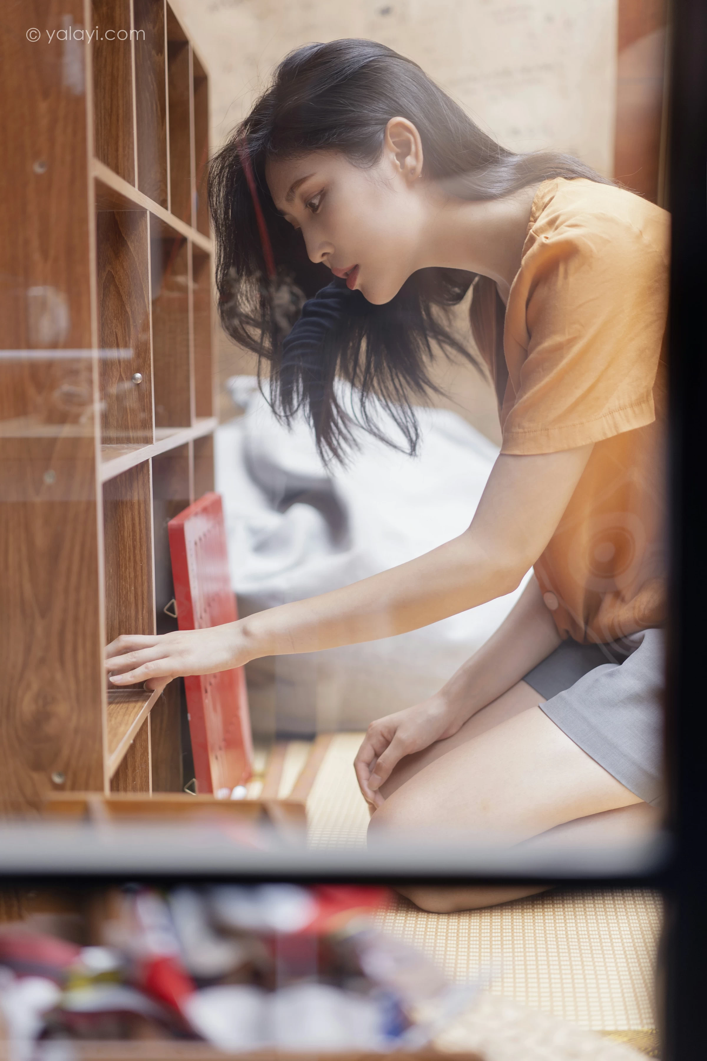 [YALAYI雅拉伊]NO.692 《小幸福》 苍儿 橙色衬衫加灰色短裤性感私房写真集第3张