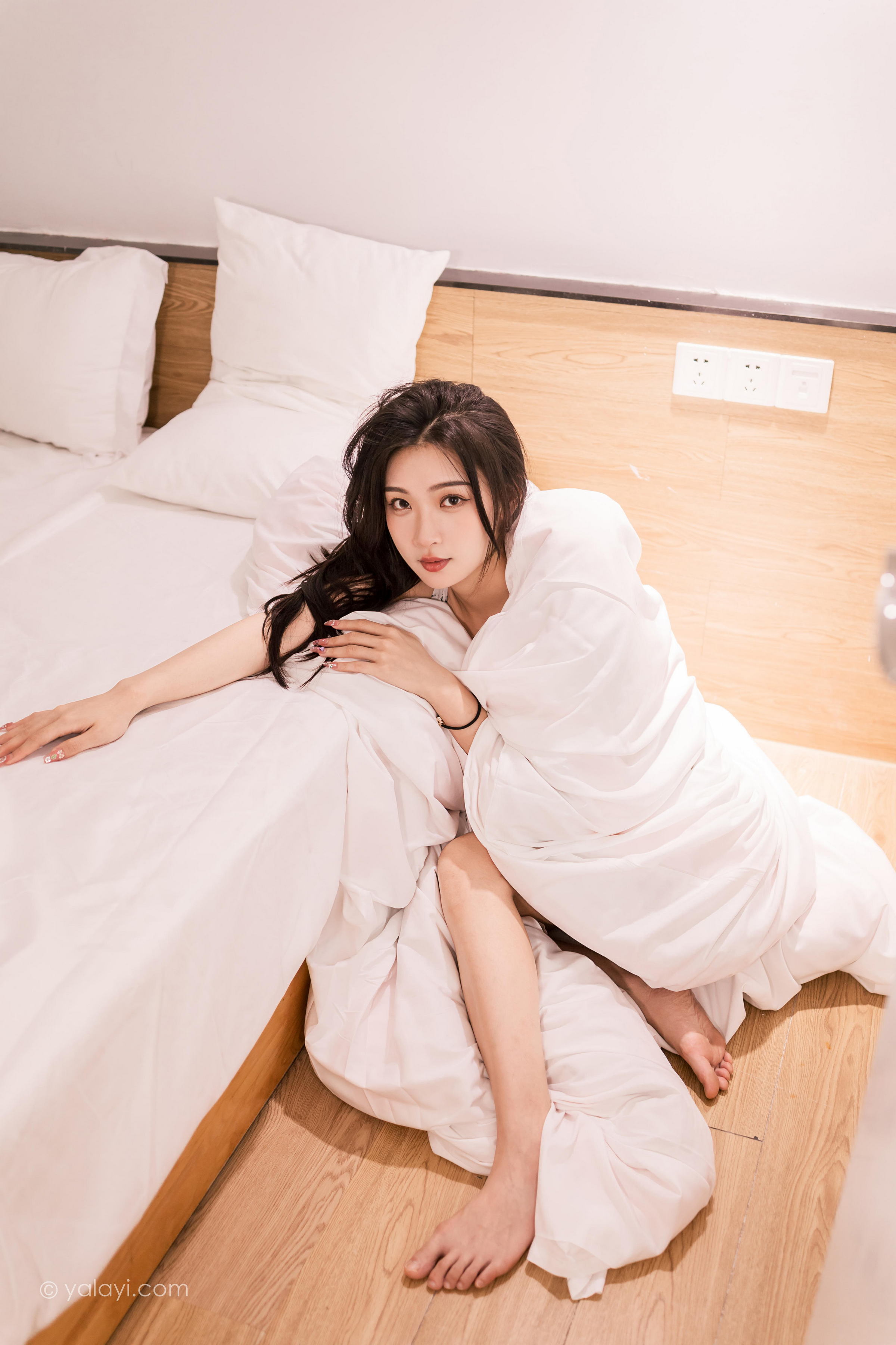 [YALAYI雅拉伊]2022.07.11 一直爱你 徐小云 白底黑点吊带连衣裙居家清纯写真集第13张