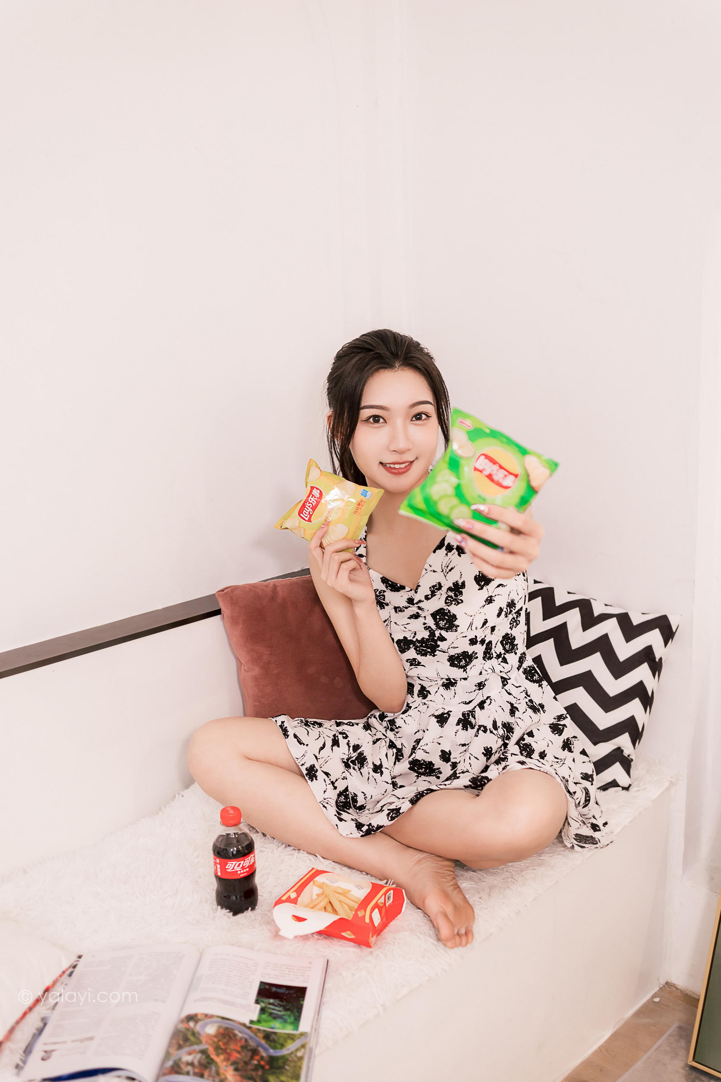 [YALAYI雅拉伊]2022.07.11 一直爱你 徐小云 白底黑点吊带连衣裙居家清纯写真集第1张