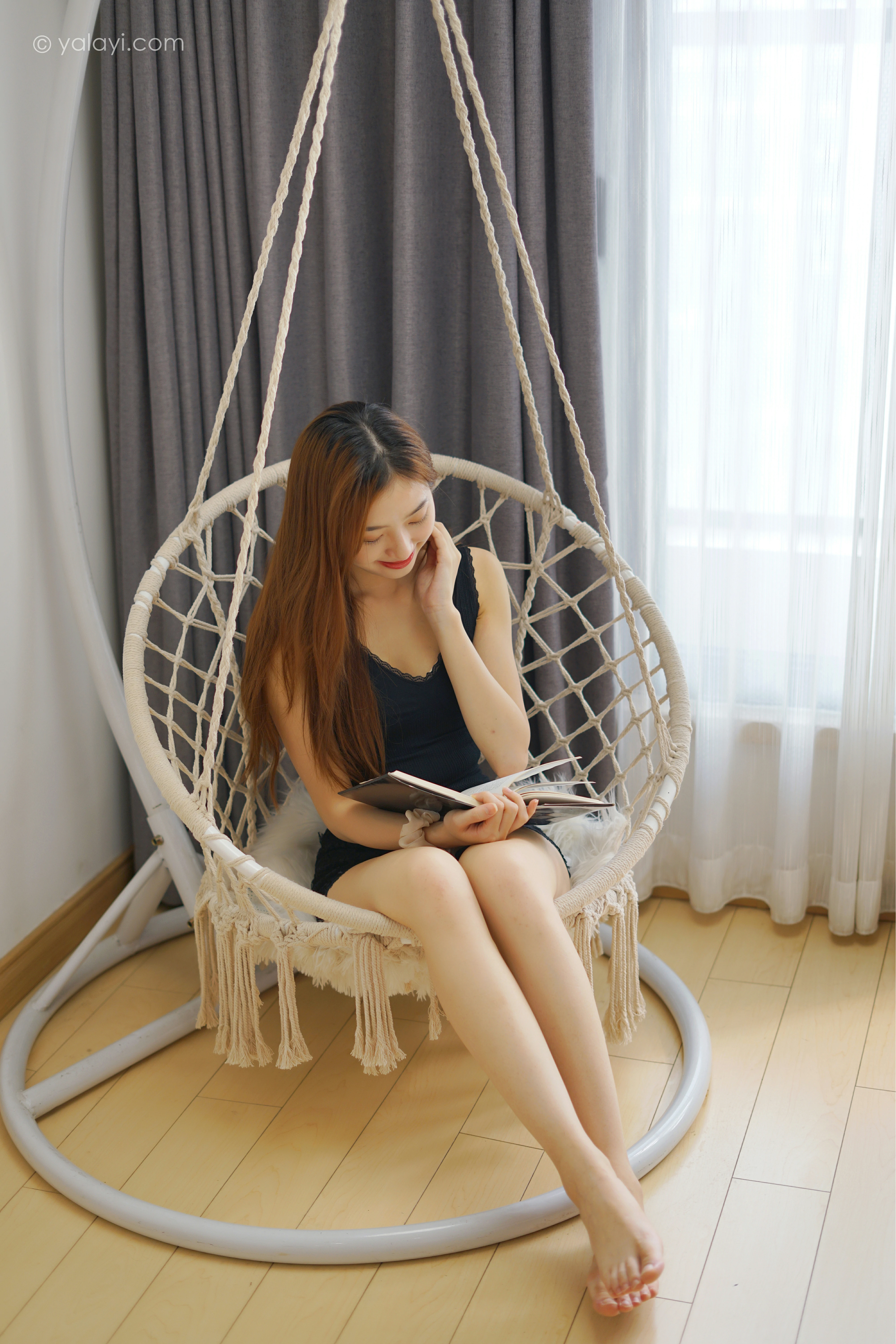 [YALAYI雅拉伊]NO.856 新晋摄影师 梦媛 黑色背心加蕾丝短裤性感写真集第5张