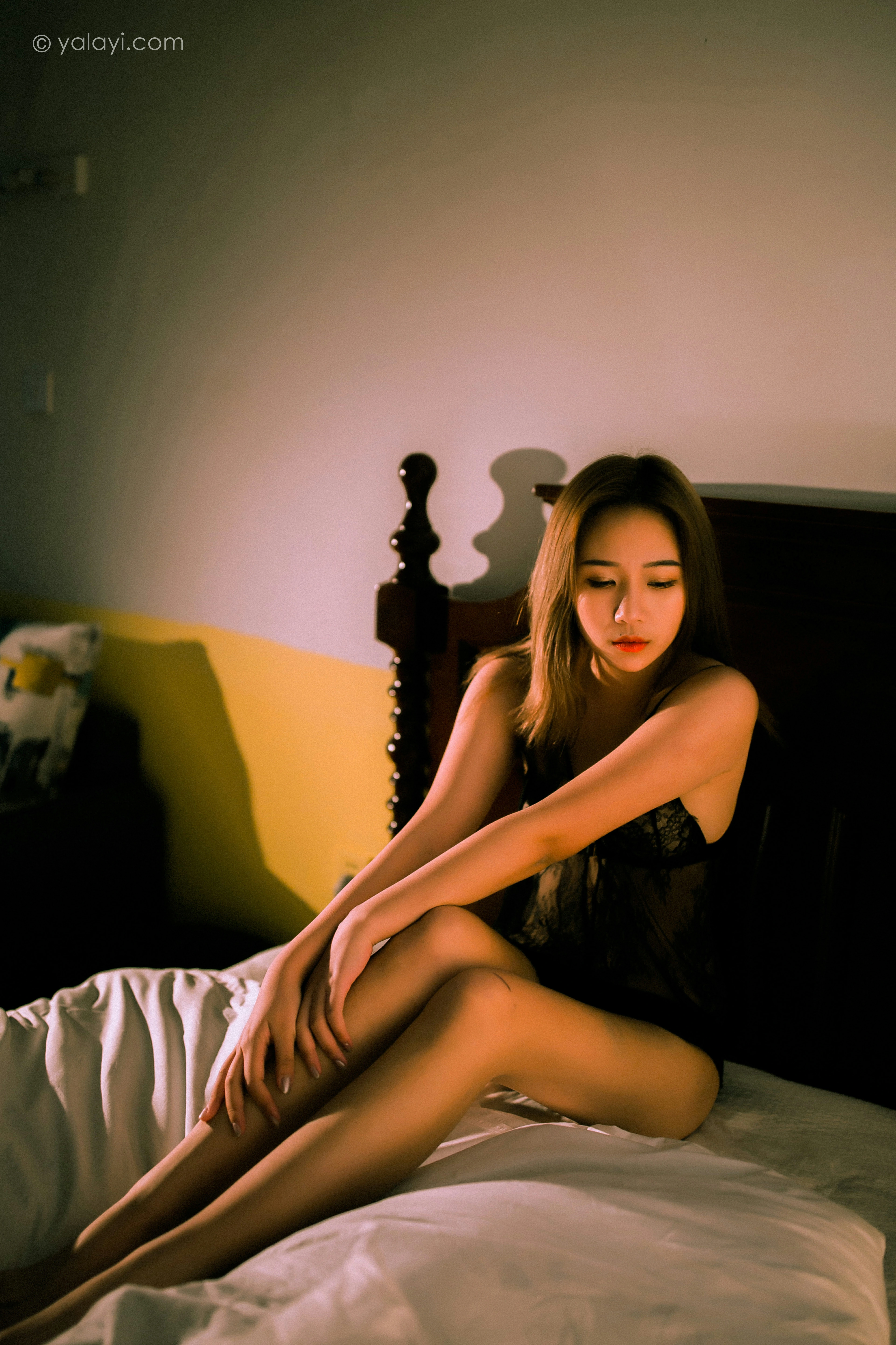 [YALAYI雅拉伊]2021.11.12 夜已深 岳璐璐 黑色蕾丝睡衣与粉色情趣内衣性感写真集第2张