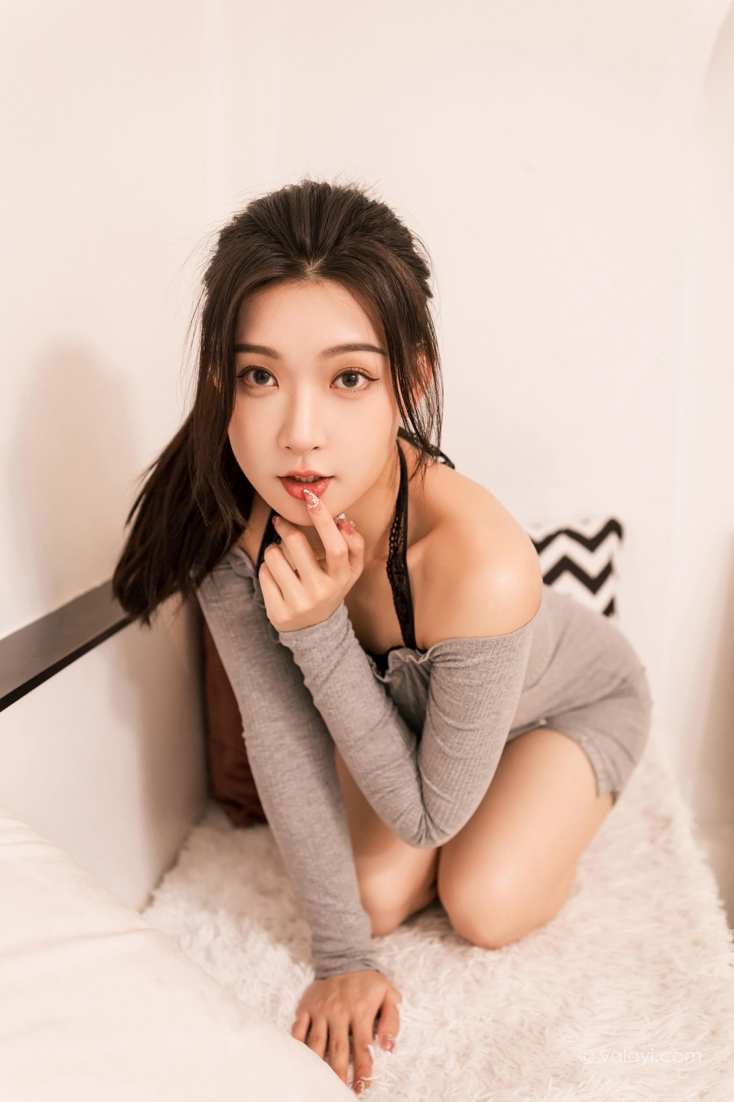 [YALAYI雅拉伊]2022.06.14 甜言蜜语 徐小云 灰色连衣裙加黑色蕾丝内衣性感私房写真集第10张