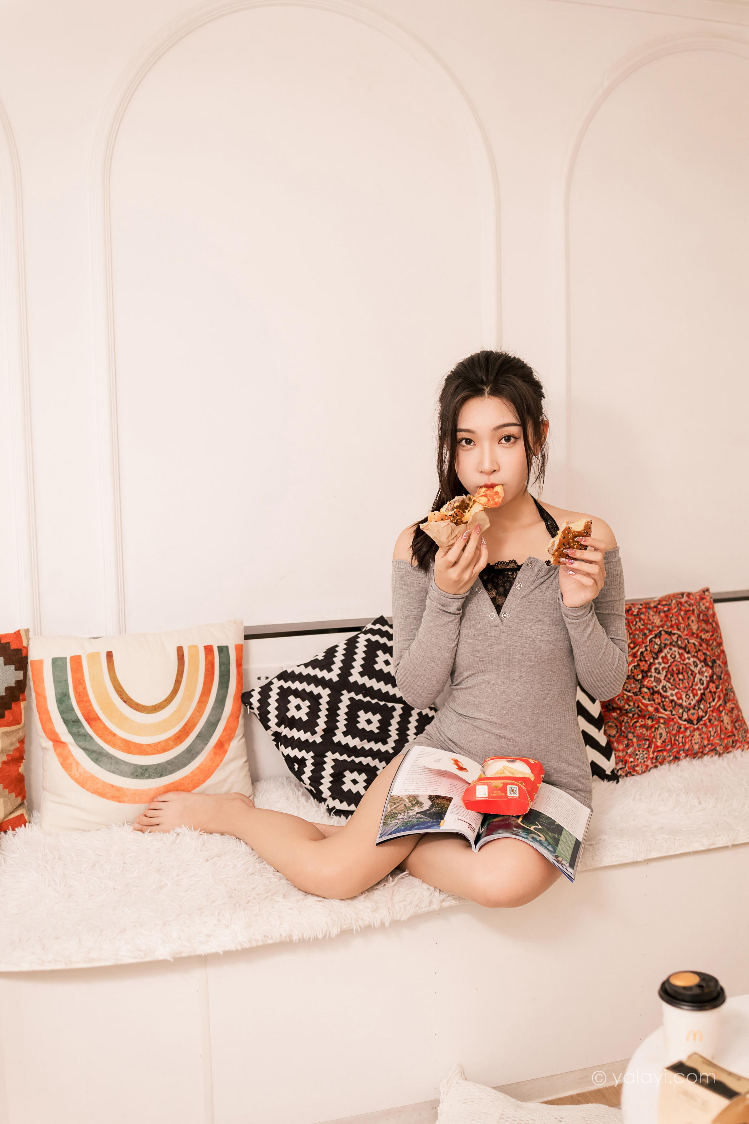 [YALAYI雅拉伊]2022.06.14 甜言蜜语 徐小云 灰色连衣裙加黑色蕾丝内衣性感私房写真集第8张