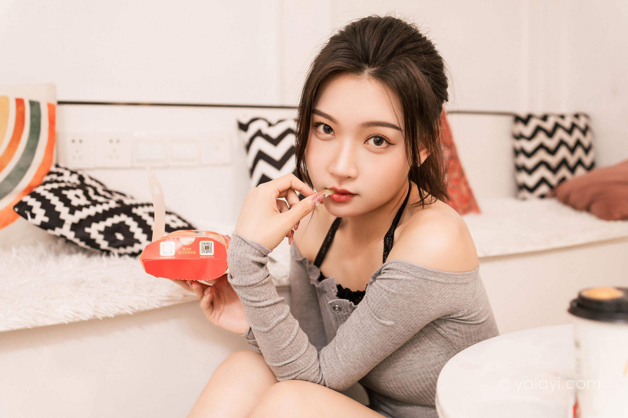 [YALAYI雅拉伊]2022.06.14 甜言蜜语 徐小云 灰色连衣裙加黑色蕾丝内衣性感私房写真集第4张