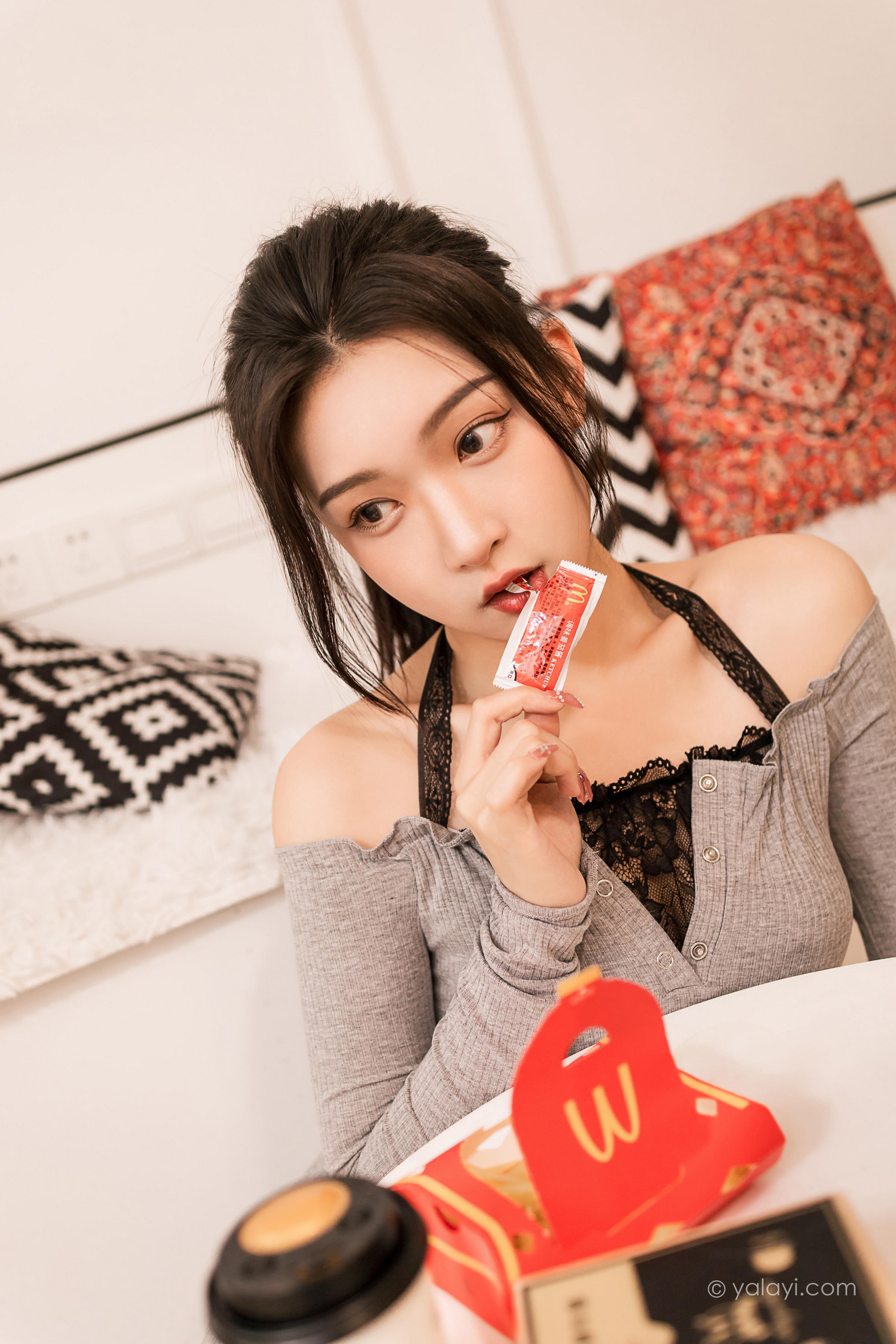 [YALAYI雅拉伊]2022.06.14 甜言蜜语 徐小云 灰色连衣裙加黑色蕾丝内衣性感私房写真集第3张