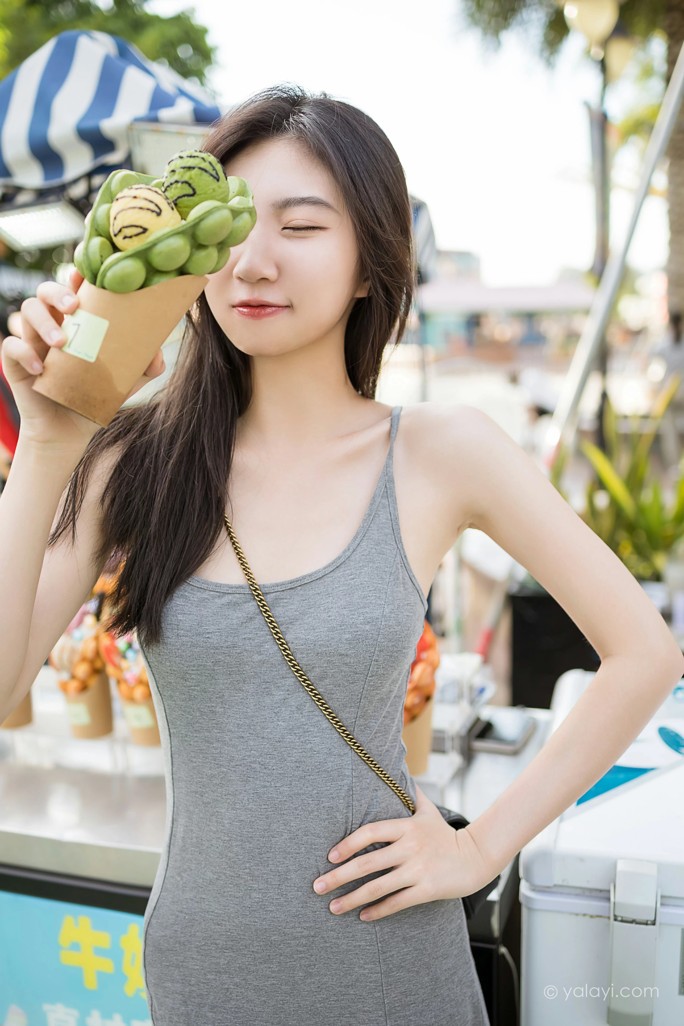 [YALAYI雅拉伊]2022.01.17 游乐园 小乔 灰色吊带露背连衣裙性感写真集第4张