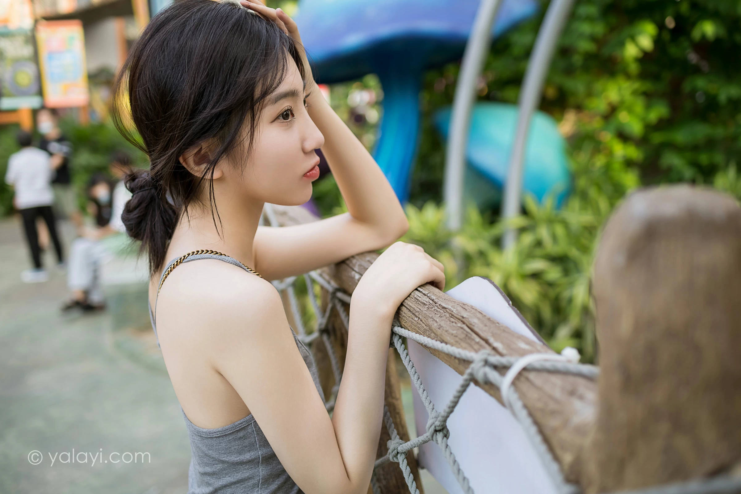 [YALAYI雅拉伊]2022.01.17 游乐园 小乔 灰色吊带露背连衣裙性感写真集第6张