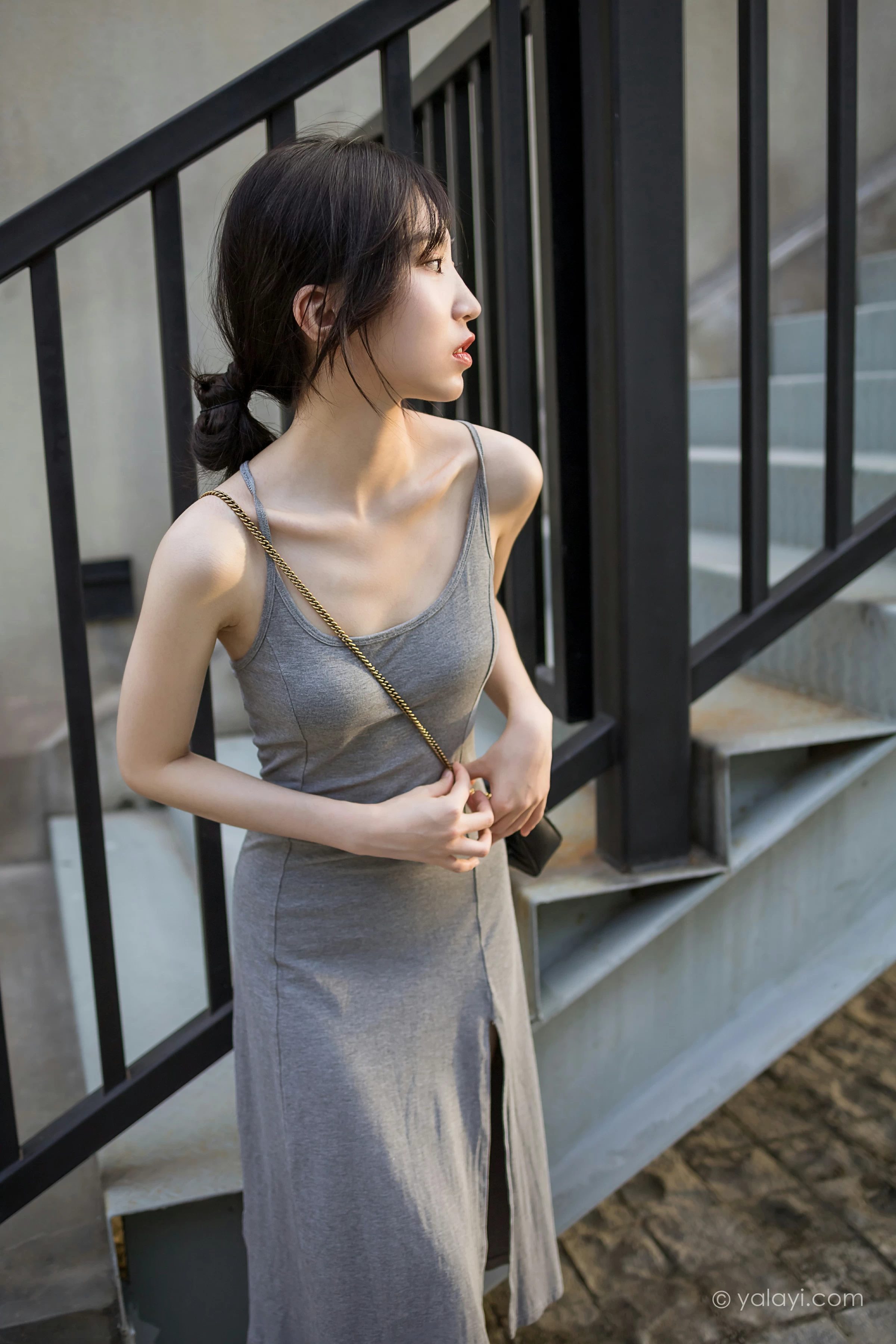 [YALAYI雅拉伊]2022.01.17 游乐园 小乔 灰色吊带露背连衣裙性感写真集第10张