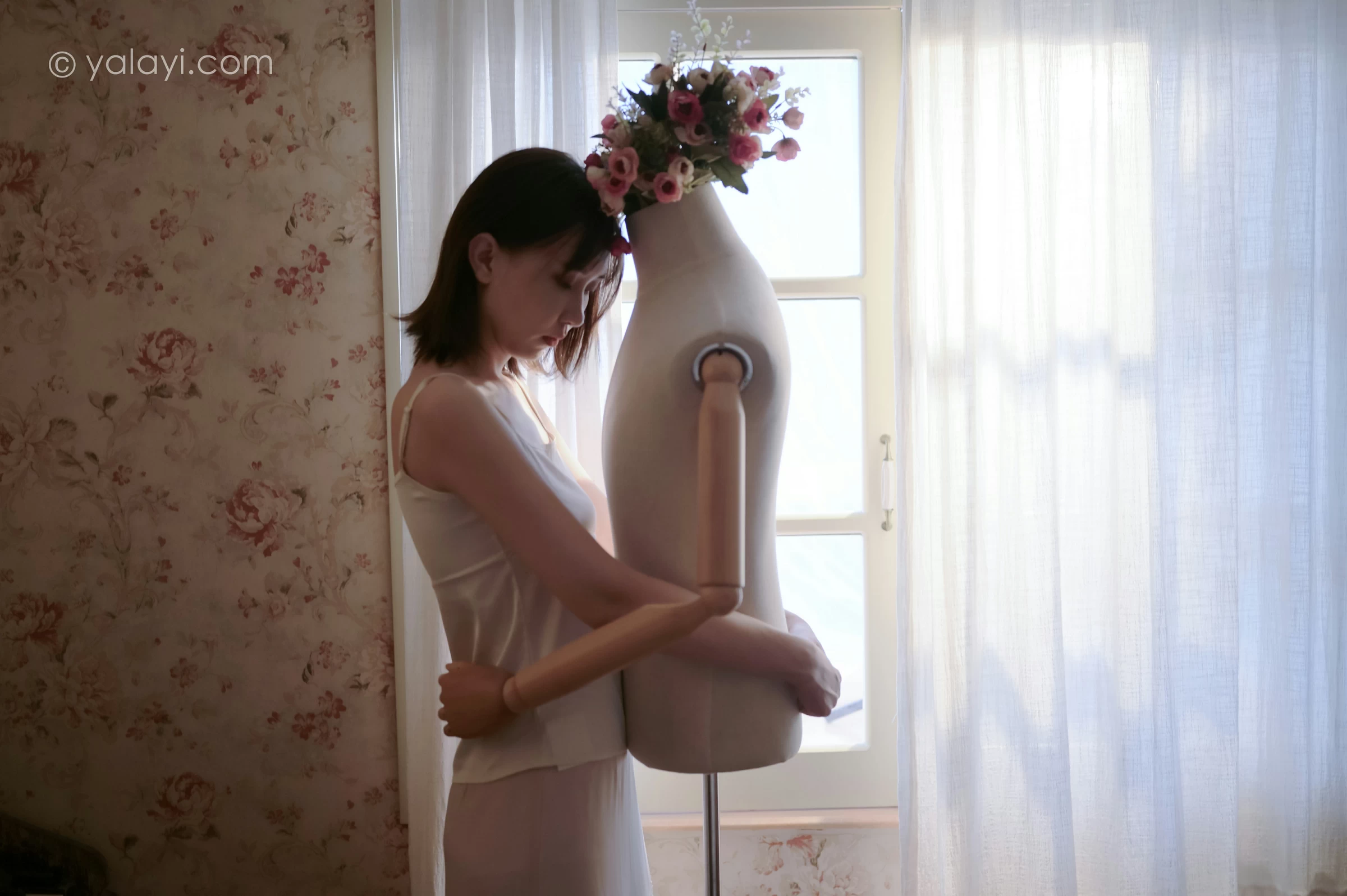 [YALAYI雅拉伊]NO.696 《孤独患者》 妍妍 白色性感小背心加粉色长裙私房写真集第5张