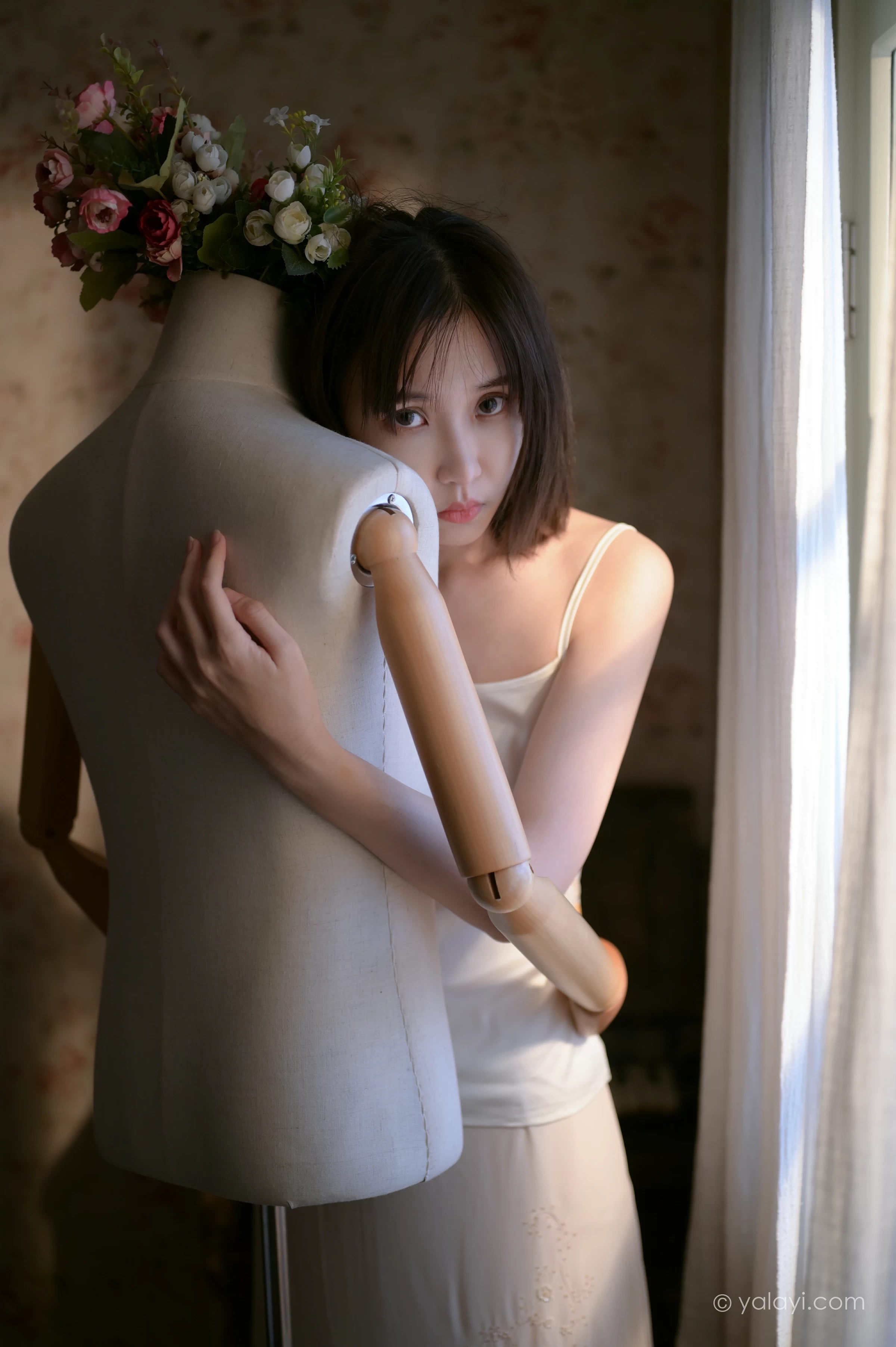 [YALAYI雅拉伊]NO.696 《孤独患者》 妍妍 白色性感小背心加粉色长裙私房写真集第6张