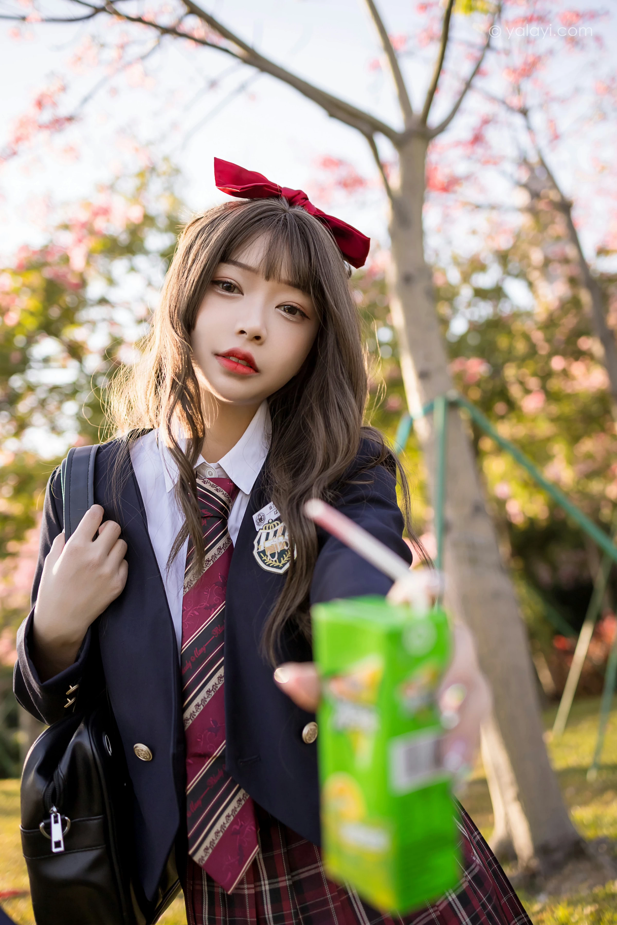 [YALAYI雅拉伊]2022.01.03 最美的青春 阿禾 蓝色JK制服衬衫加红色格子短裙私房写真集第6张