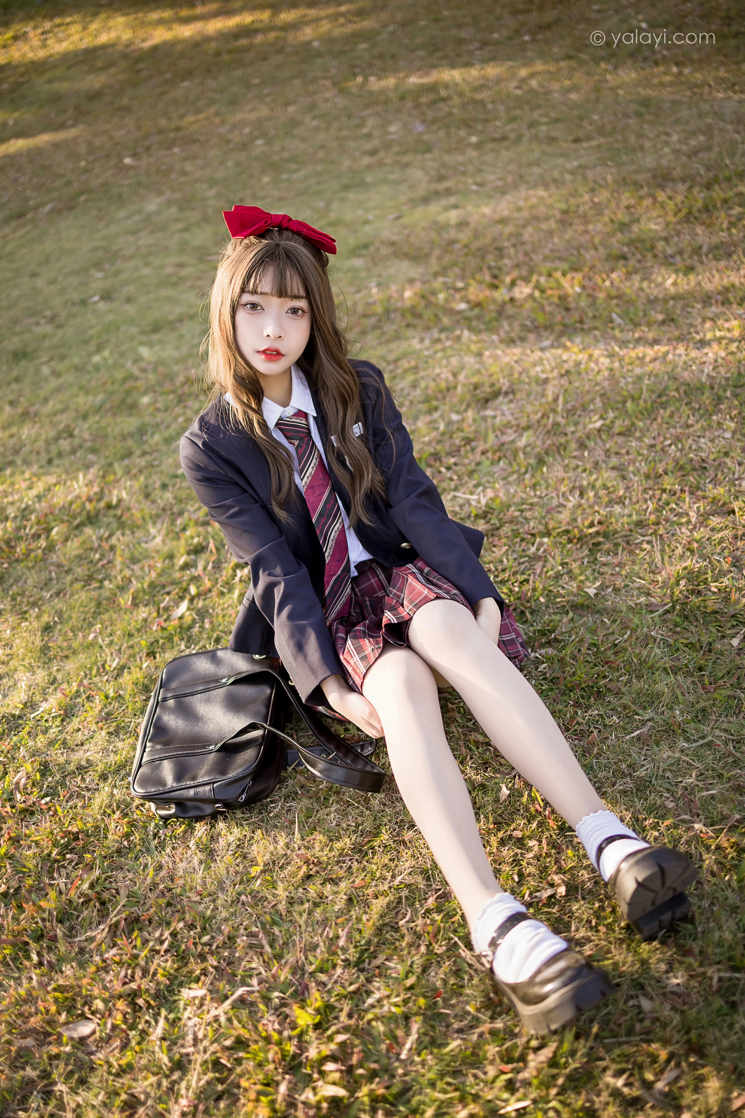 [YALAYI雅拉伊]2022.01.03 最美的青春 阿禾 蓝色JK制服衬衫加红色格子短裙私房写真集第3张