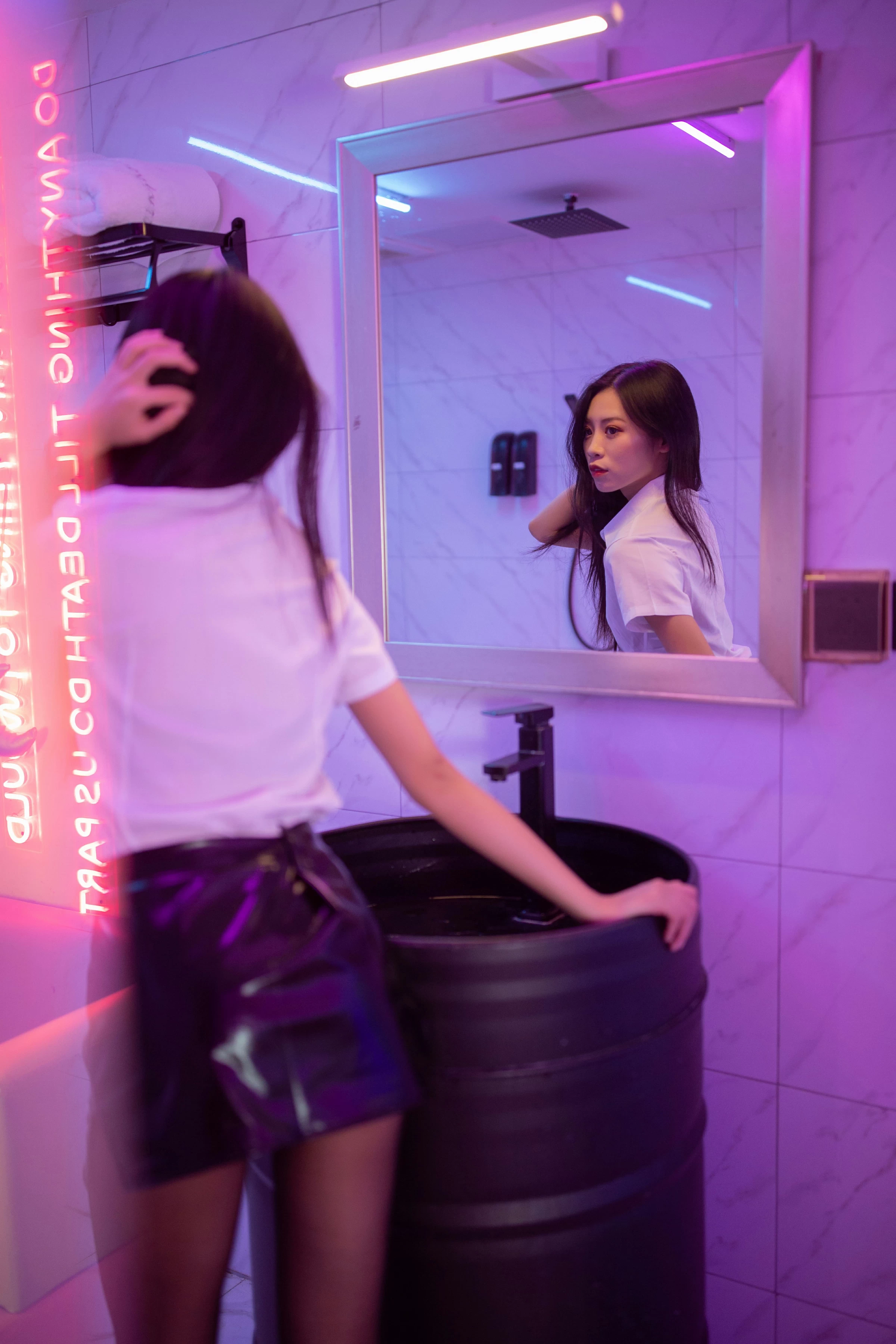 [YALAYI雅拉伊]NO.722 《霓虹甜心》 丽雅 白色衬衫与黑色短裙加黑丝美腿性感私房写真集第3张