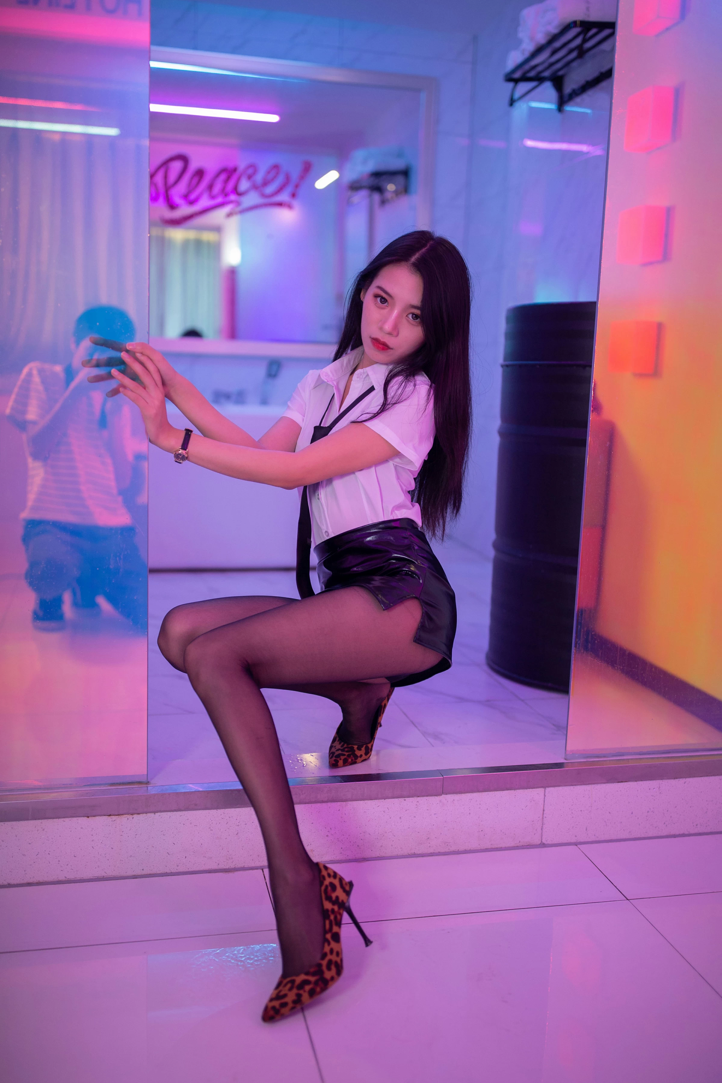 [YALAYI雅拉伊]NO.722 《霓虹甜心》 丽雅 白色衬衫与黑色短裙加黑丝美腿性感私房写真集第5张