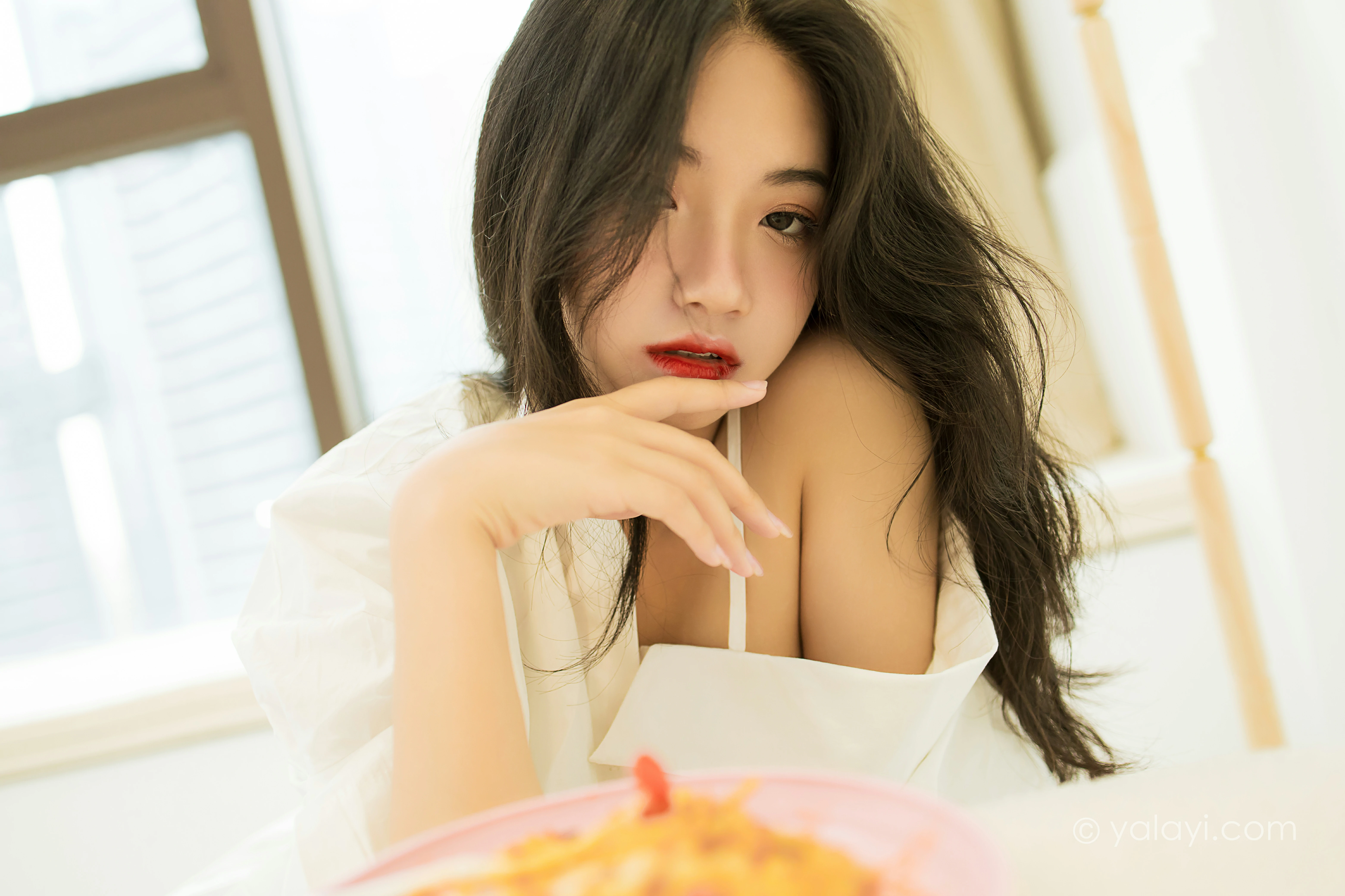 [YALAYI雅拉伊]NO.846 亲密爱人 孙小怡 白色衬衫加内衣性感私房写真集第13张