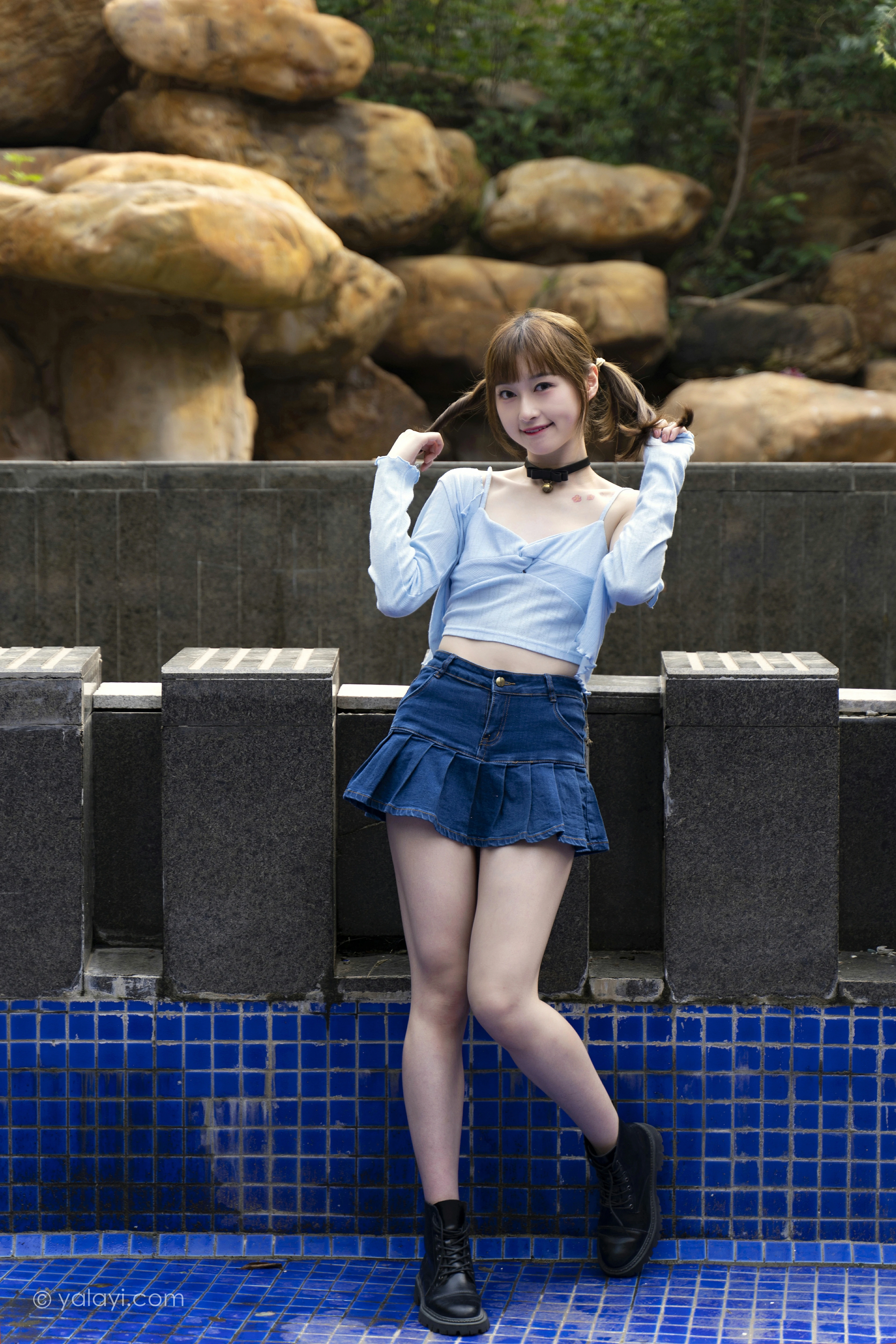 [YALAYI雅拉伊]NO.847 阳光下 京京 蓝色衬衫与小背心加牛仔短裙清纯可爱写真集第4张