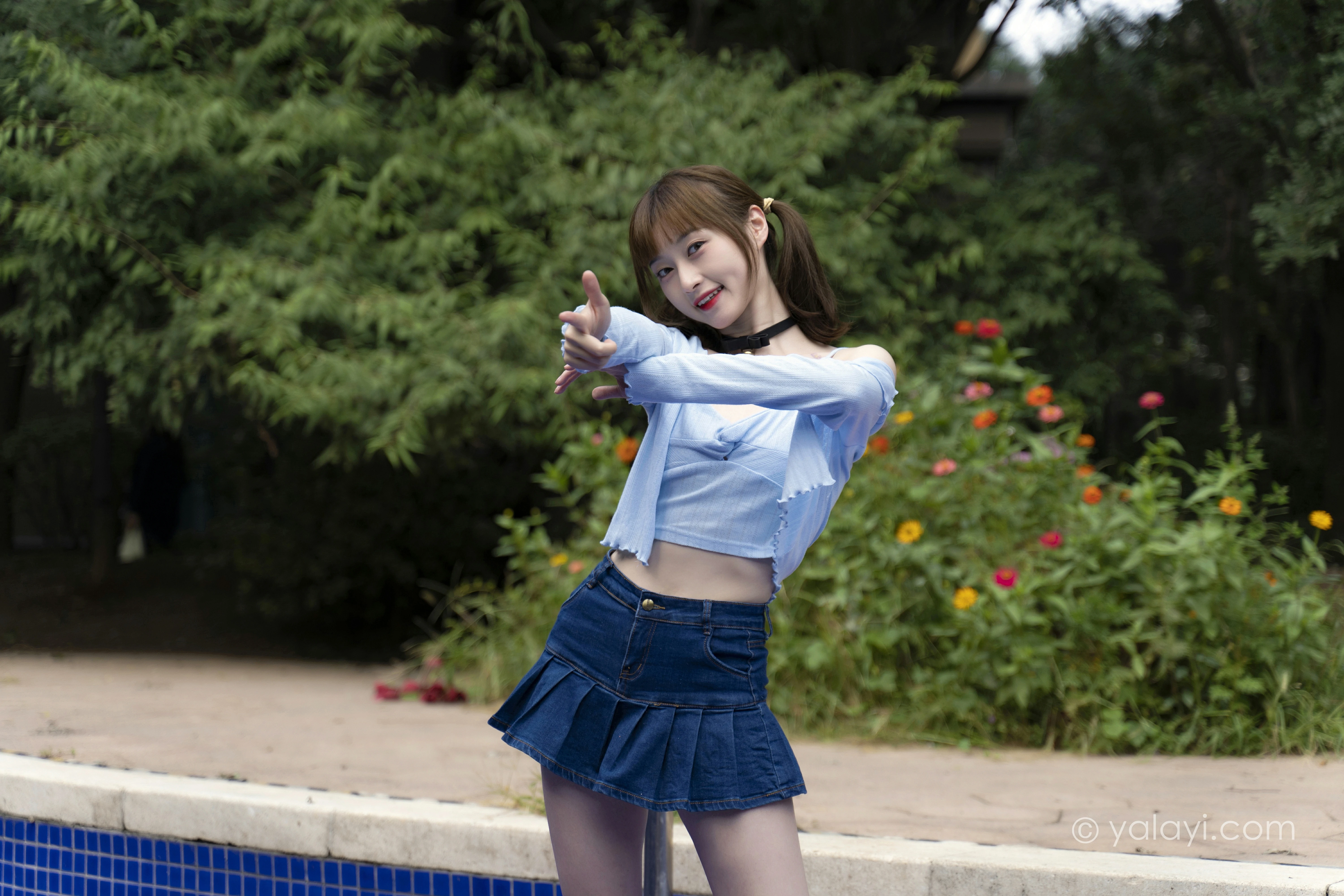 [YALAYI雅拉伊]NO.847 阳光下 京京 蓝色衬衫与小背心加牛仔短裙清纯可爱写真集第2张