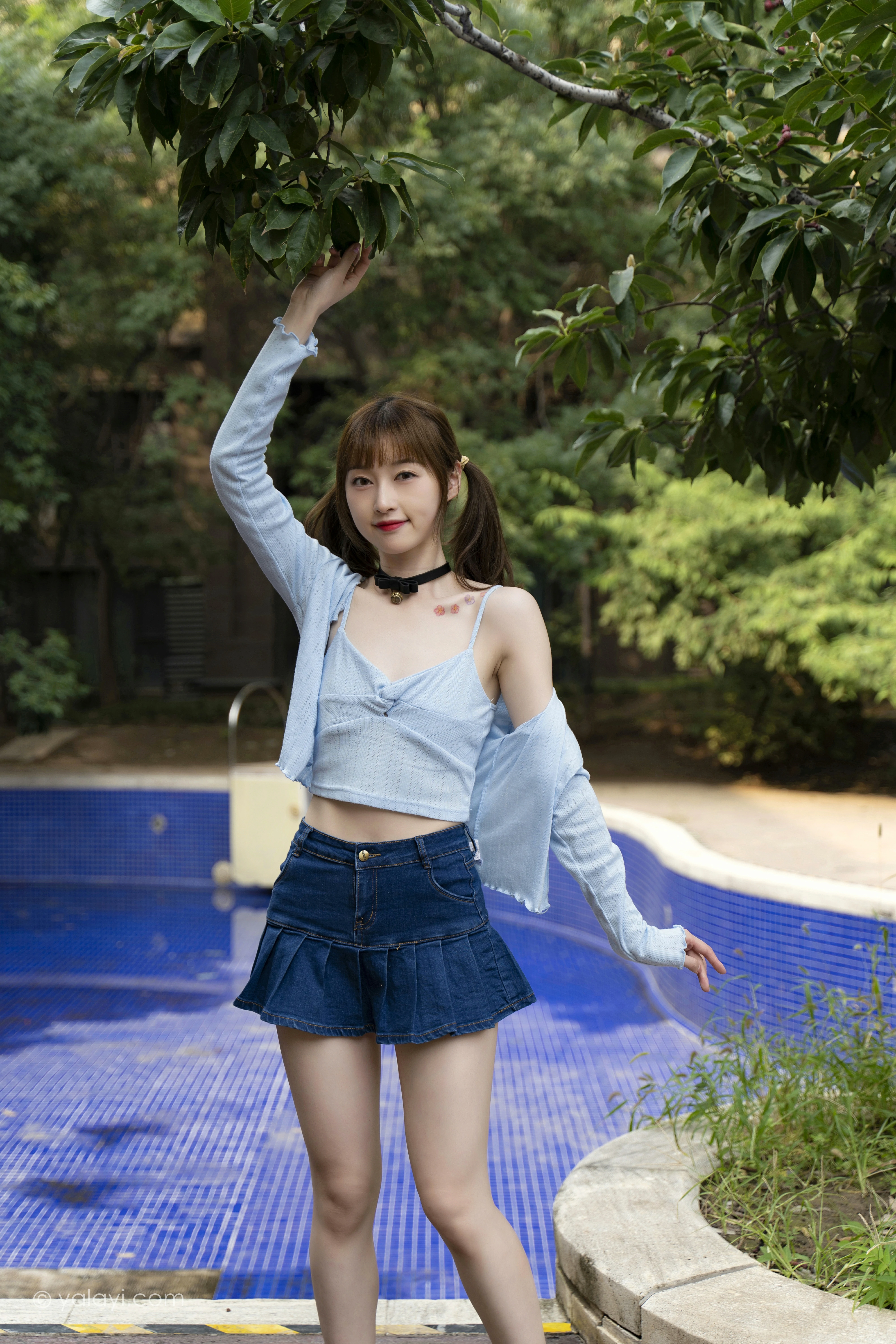 [YALAYI雅拉伊]NO.847 阳光下 京京 蓝色衬衫与小背心加牛仔短裙清纯可爱写真集第9张
