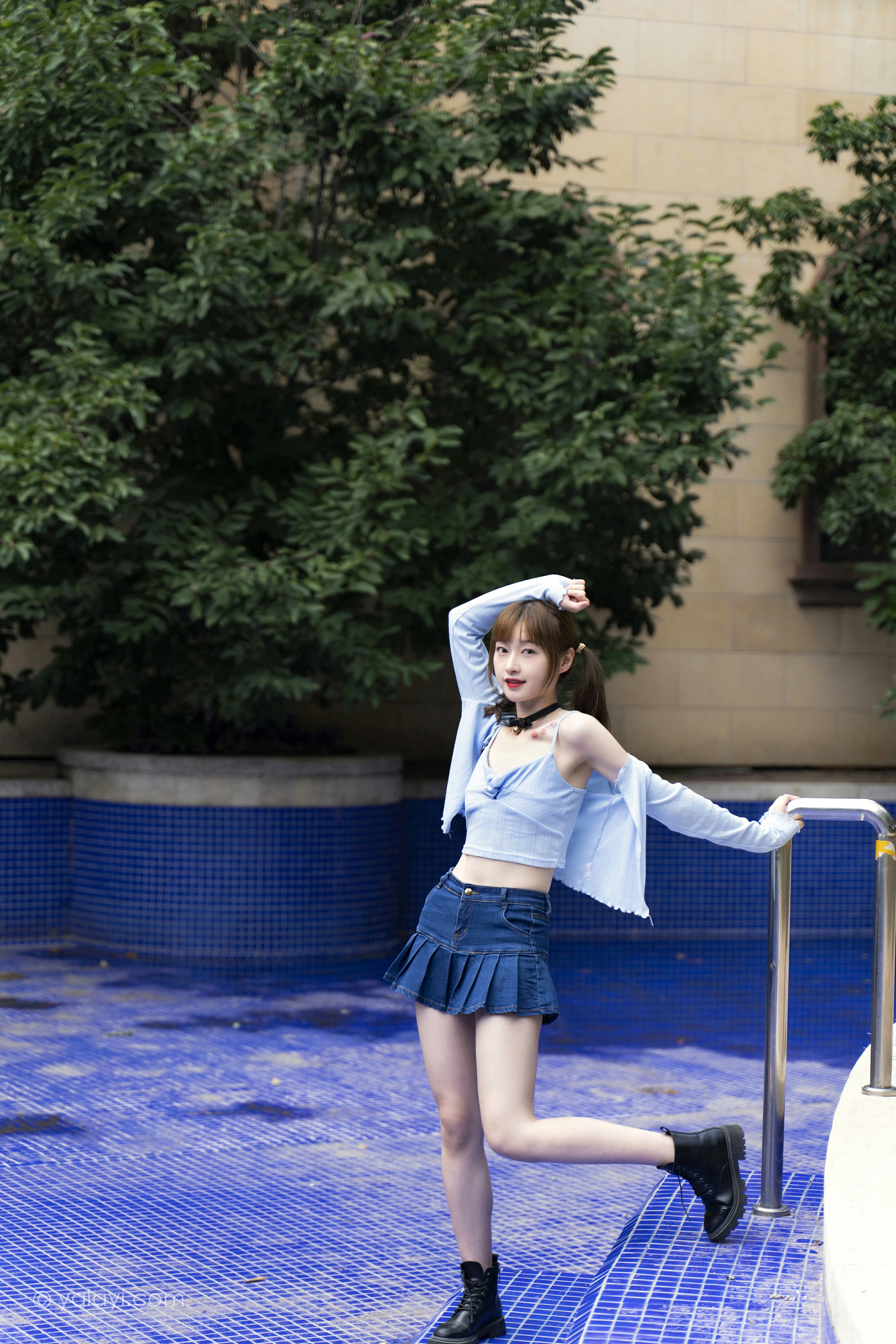 [YALAYI雅拉伊]NO.847 阳光下 京京 蓝色衬衫与小背心加牛仔短裙清纯可爱写真集第1张