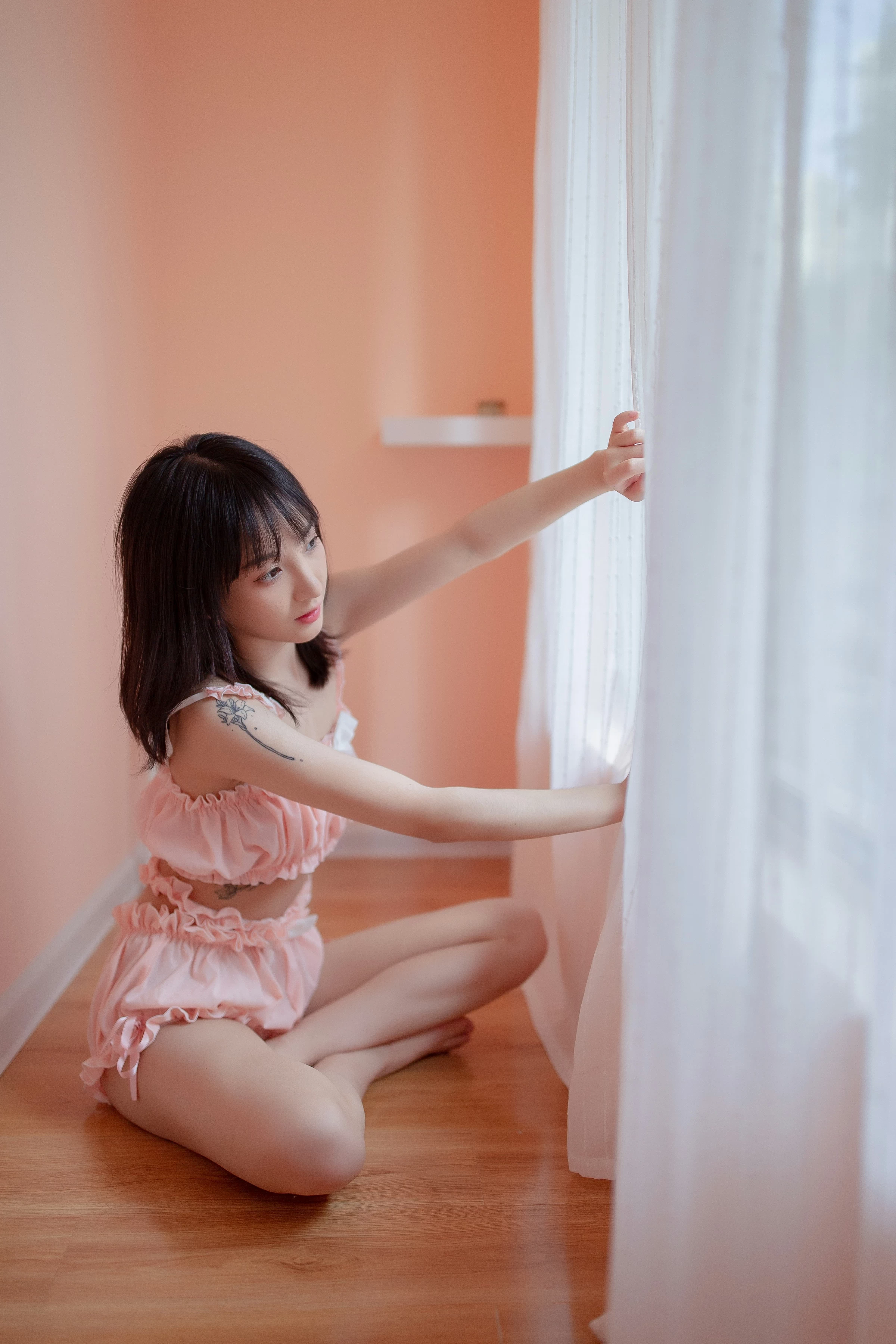 [YALAYI雅拉伊]NO.697 《女友宅日志》 落落 粉色情情趣内衣加短裤性感私房写真集第16张