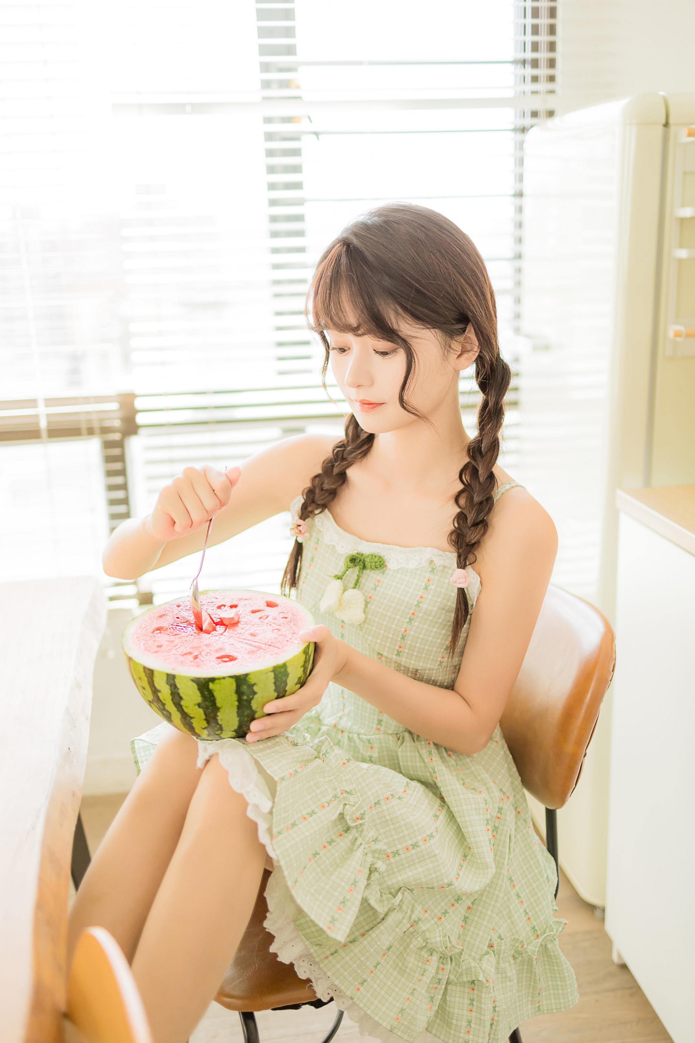 [YALAYI雅拉伊]2022.08.01 夏日甜瓜 小亭 淡青色吊带连衣裙加白色纯绵袜清纯可爱私房写真集第3张