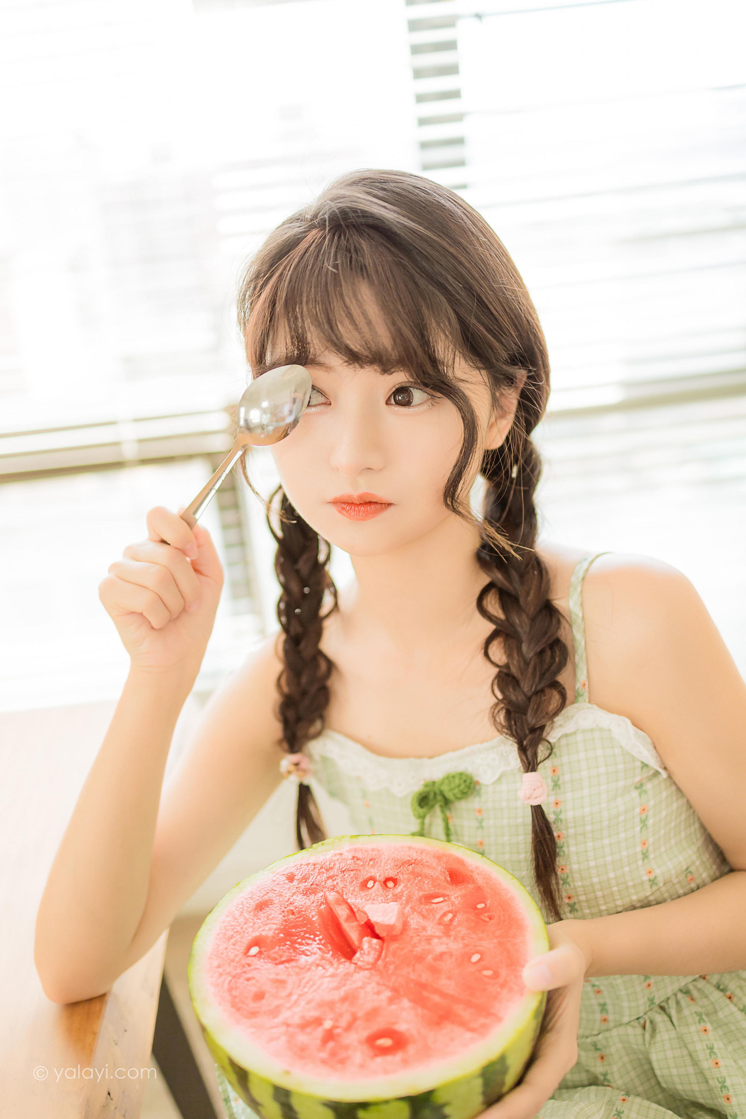 [YALAYI雅拉伊]2022.08.01 夏日甜瓜 小亭 淡青色吊带连衣裙加白色纯绵袜清纯可爱私房写真集第4张