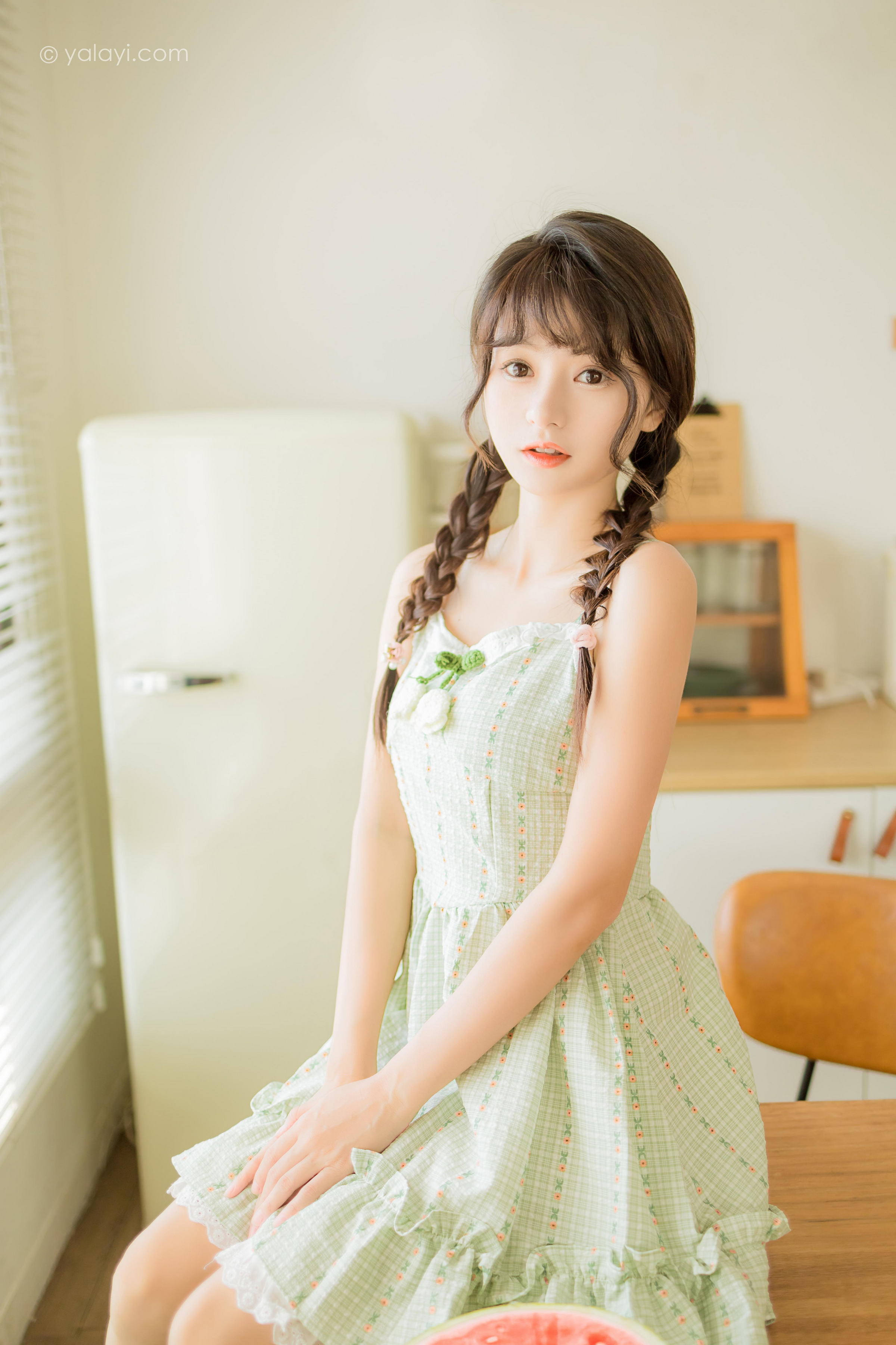[YALAYI雅拉伊]2022.08.01 夏日甜瓜 小亭 淡青色吊带连衣裙加白色纯绵袜清纯可爱私房写真集第5张