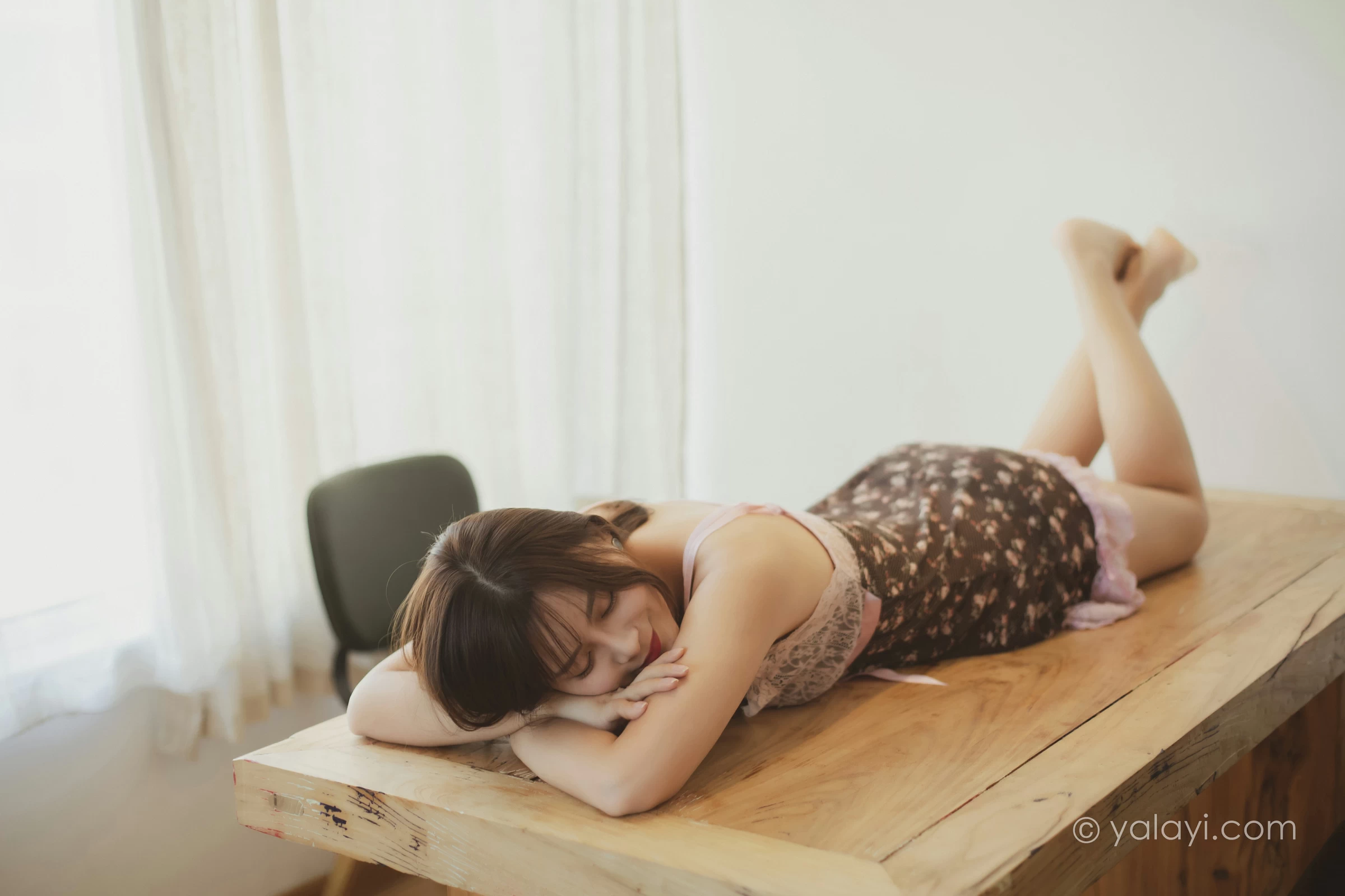 [YALAYI雅拉伊]2021.12.10 自愈 芷琳 粉色吊带蕾丝睡衣裙性感私房写真集第8张