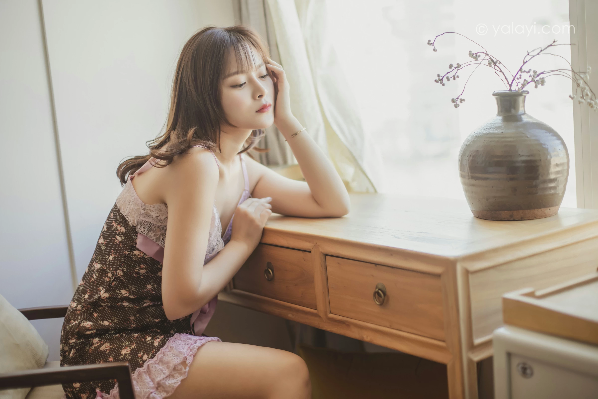 [YALAYI雅拉伊]2021.12.10 自愈 芷琳 粉色吊带蕾丝睡衣裙性感私房写真集第9张