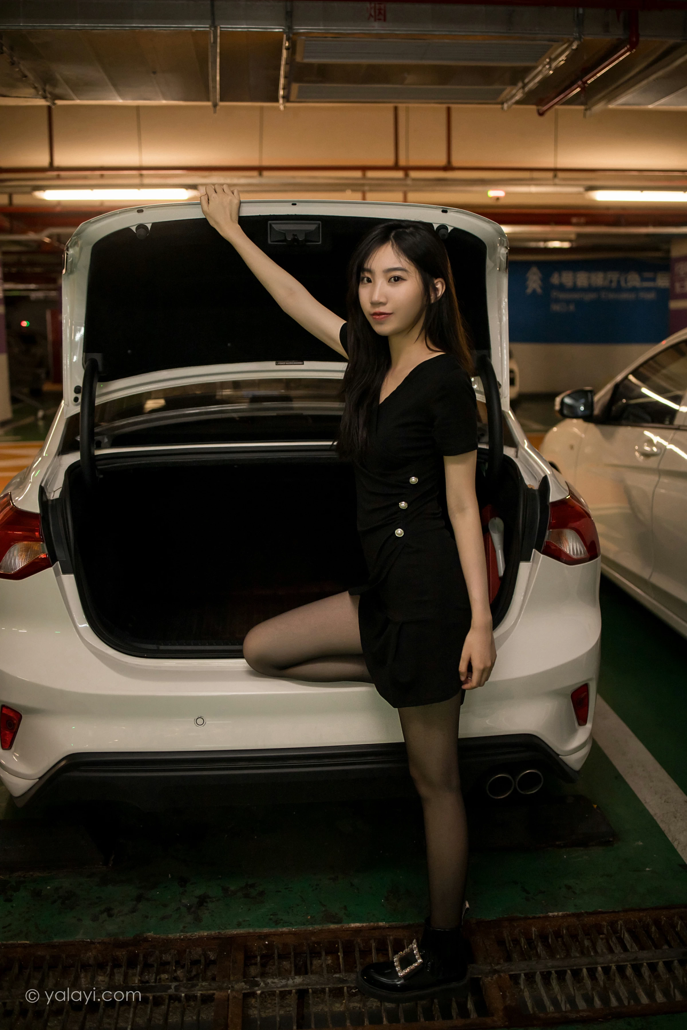 [YALAYI雅拉伊]2022.01.10 梦见前女友 小乔 黑色连衣裙加黑丝美腿性感写真集第6张