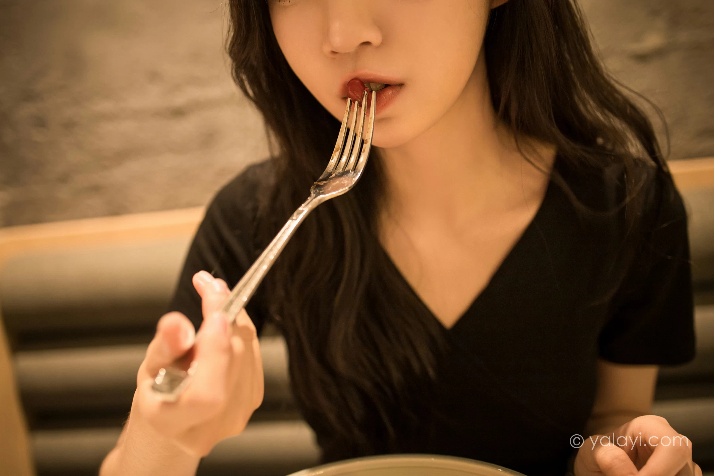 [YALAYI雅拉伊]2022.01.10 梦见前女友 小乔 黑色连衣裙加黑丝美腿性感写真集第4张