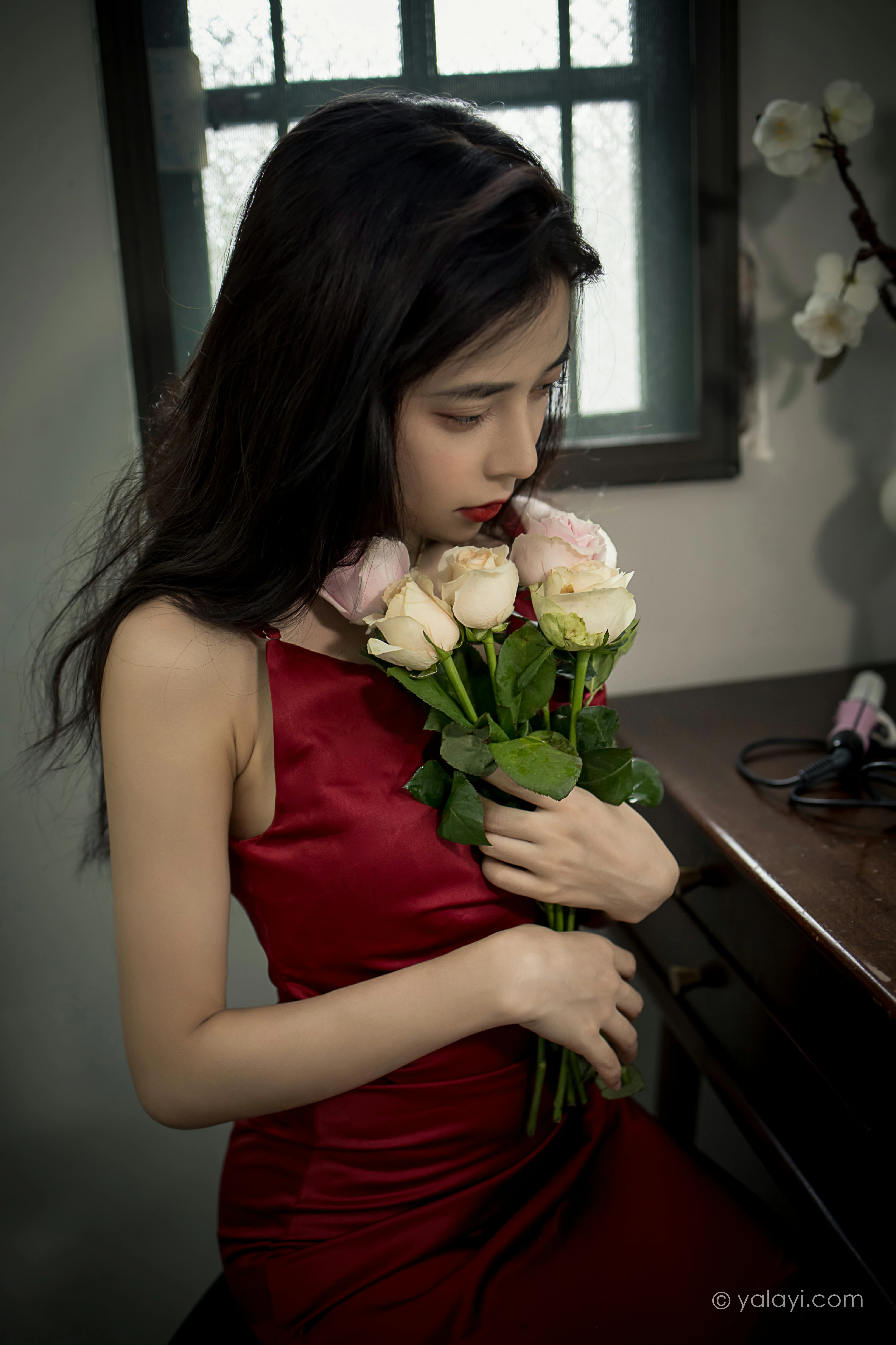 [YALAYI雅拉伊]NO.848 红颜 诗咏 红色吊带连衣裙居家性感写真集第2张