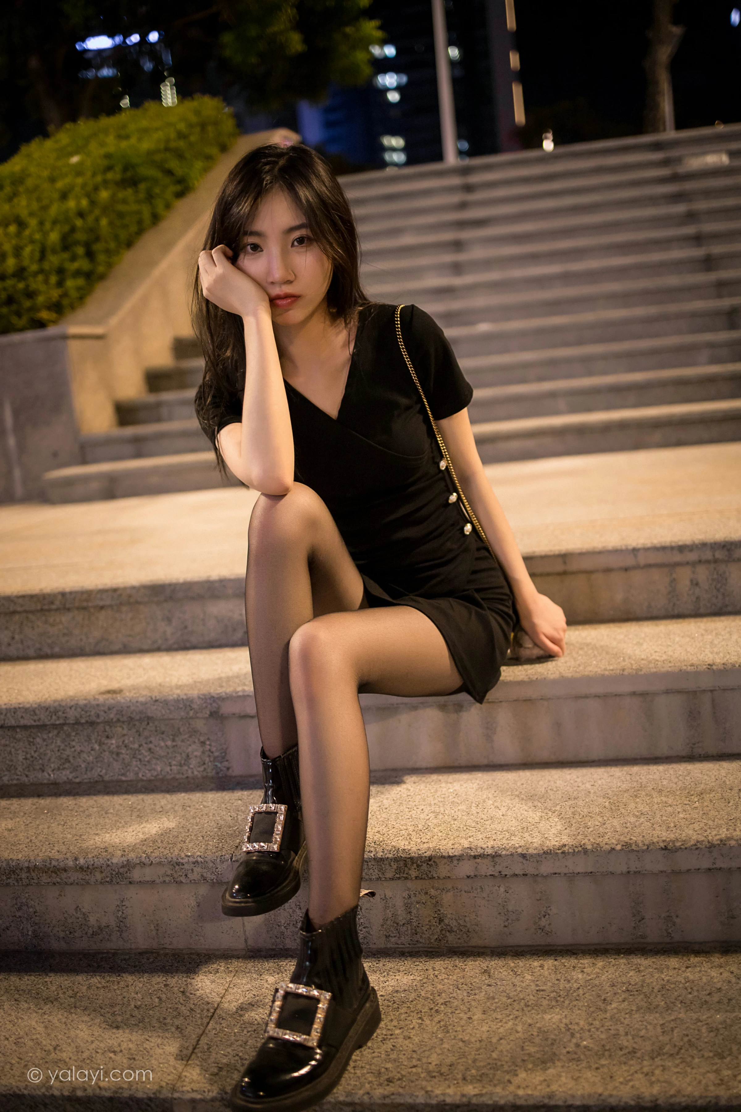 [YALAYI雅拉伊]2022.01.10 梦见前女友 小乔 黑色连衣裙加黑丝美腿性感写真集第13张