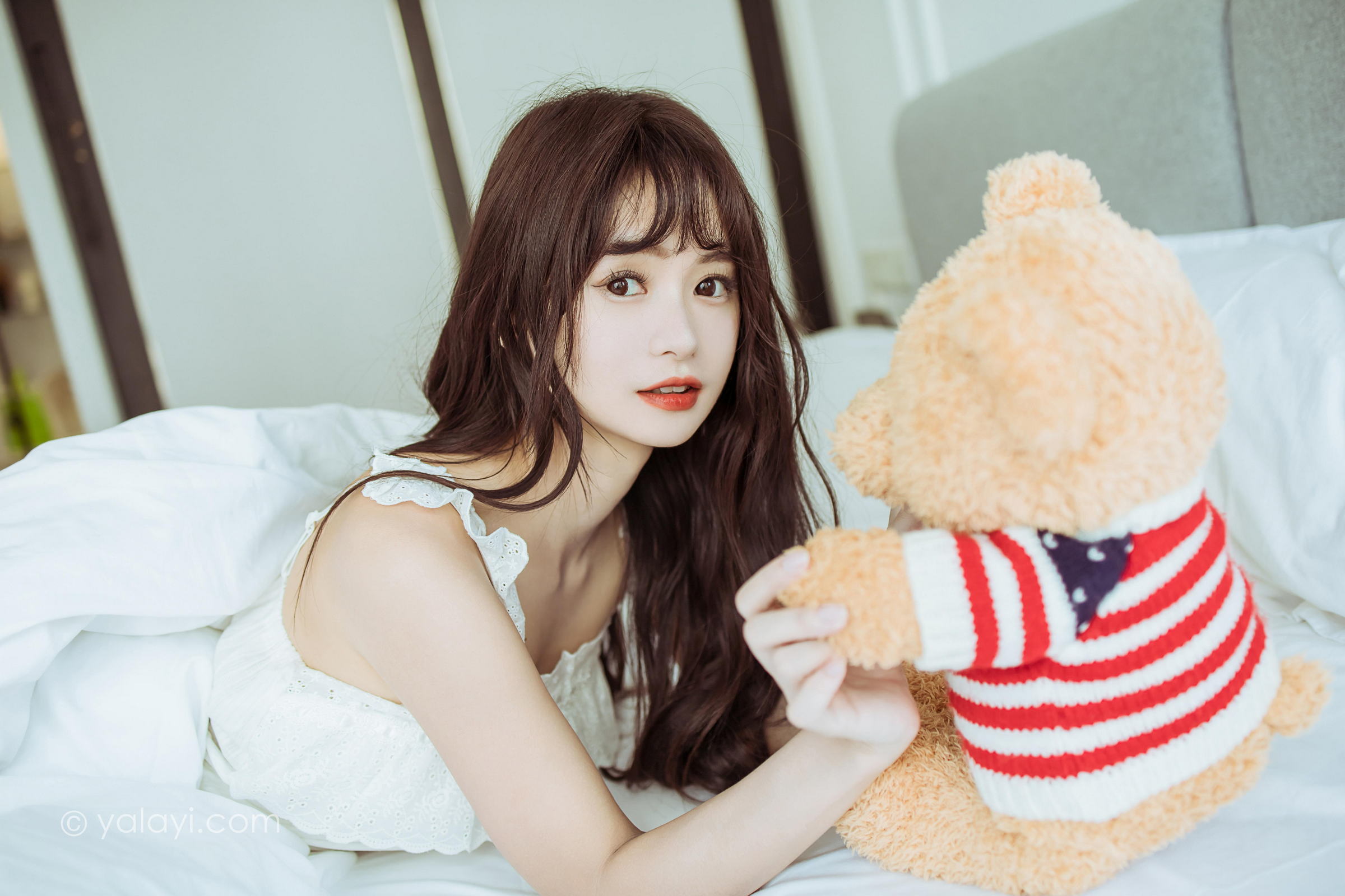 [YALAYI雅拉伊]2022.09.09 静思 小亭 白色蕾丝连衣裙与美腿玉足居家清纯写真集第5张