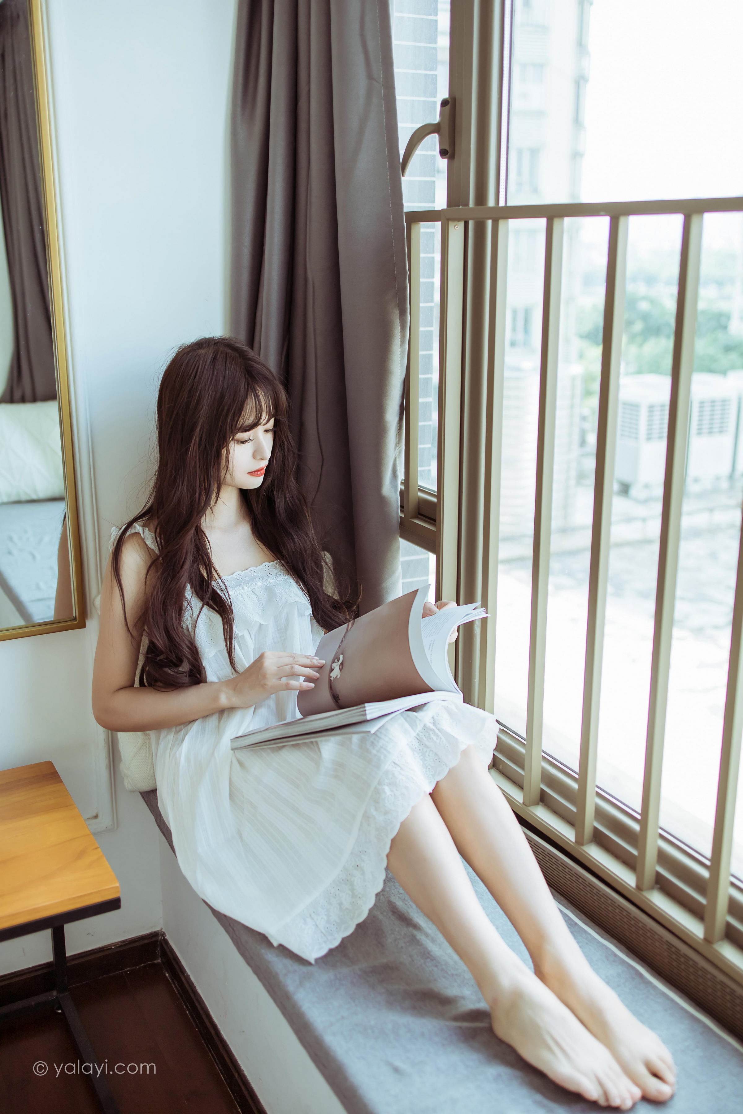[YALAYI雅拉伊]2022.09.09 静思 小亭 白色蕾丝连衣裙与美腿玉足居家清纯写真集第5张