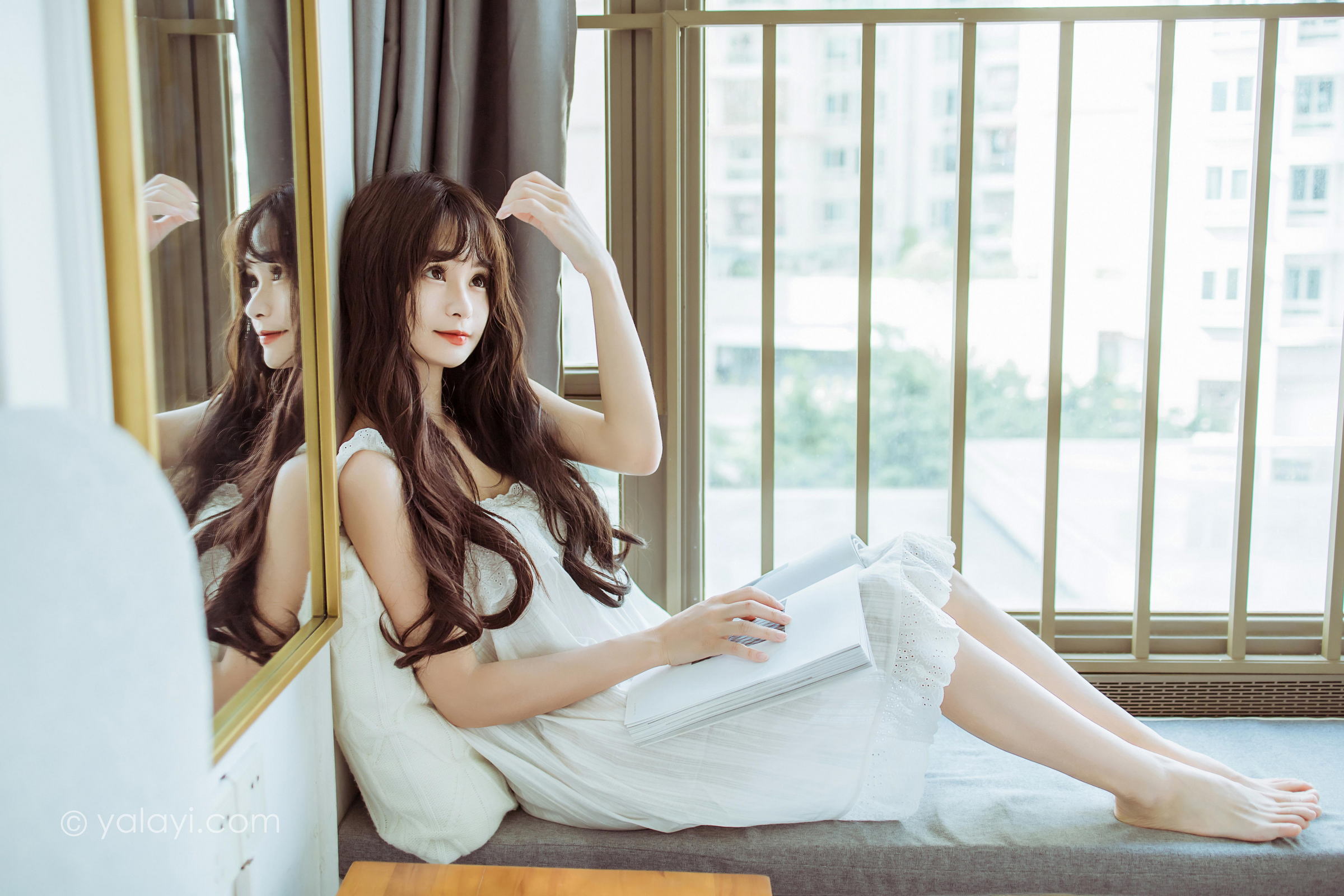 [YALAYI雅拉伊]2022.09.09 静思 小亭 白色蕾丝连衣裙与美腿玉足居家清纯写真集第7张