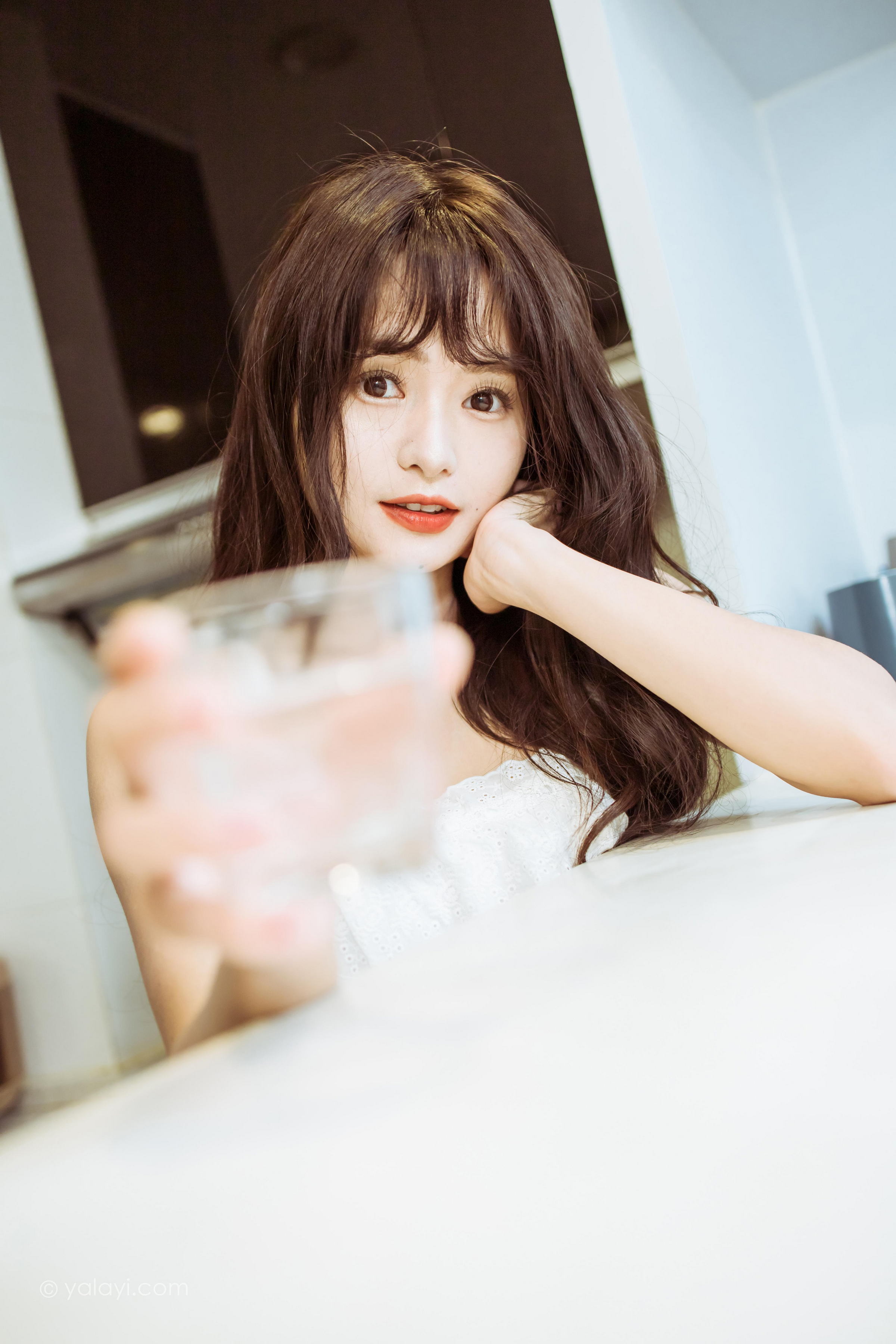 [YALAYI雅拉伊]2022.09.09 静思 小亭 白色蕾丝连衣裙与美腿玉足居家清纯写真集第13张