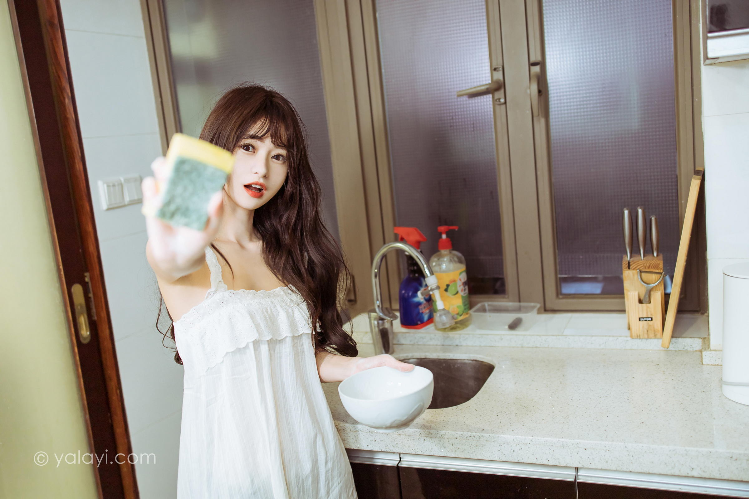 [YALAYI雅拉伊]2022.09.09 静思 小亭 白色蕾丝连衣裙与美腿玉足居家清纯写真集第11张