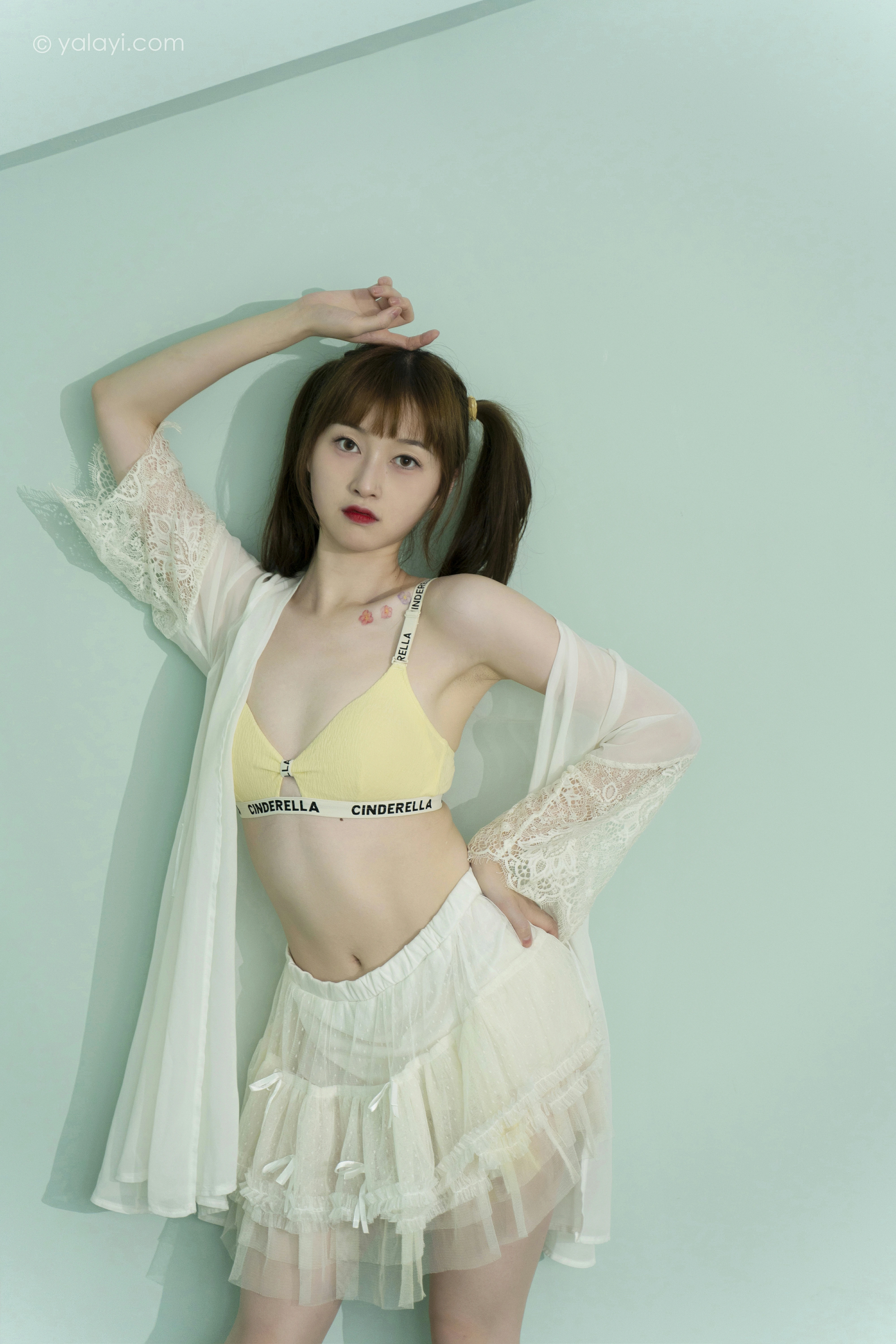 [YALAYI雅拉伊]NO.849 花漾裙裙 京京 白色透视睡衣与短裙加黄色内衣性感写真集第2张