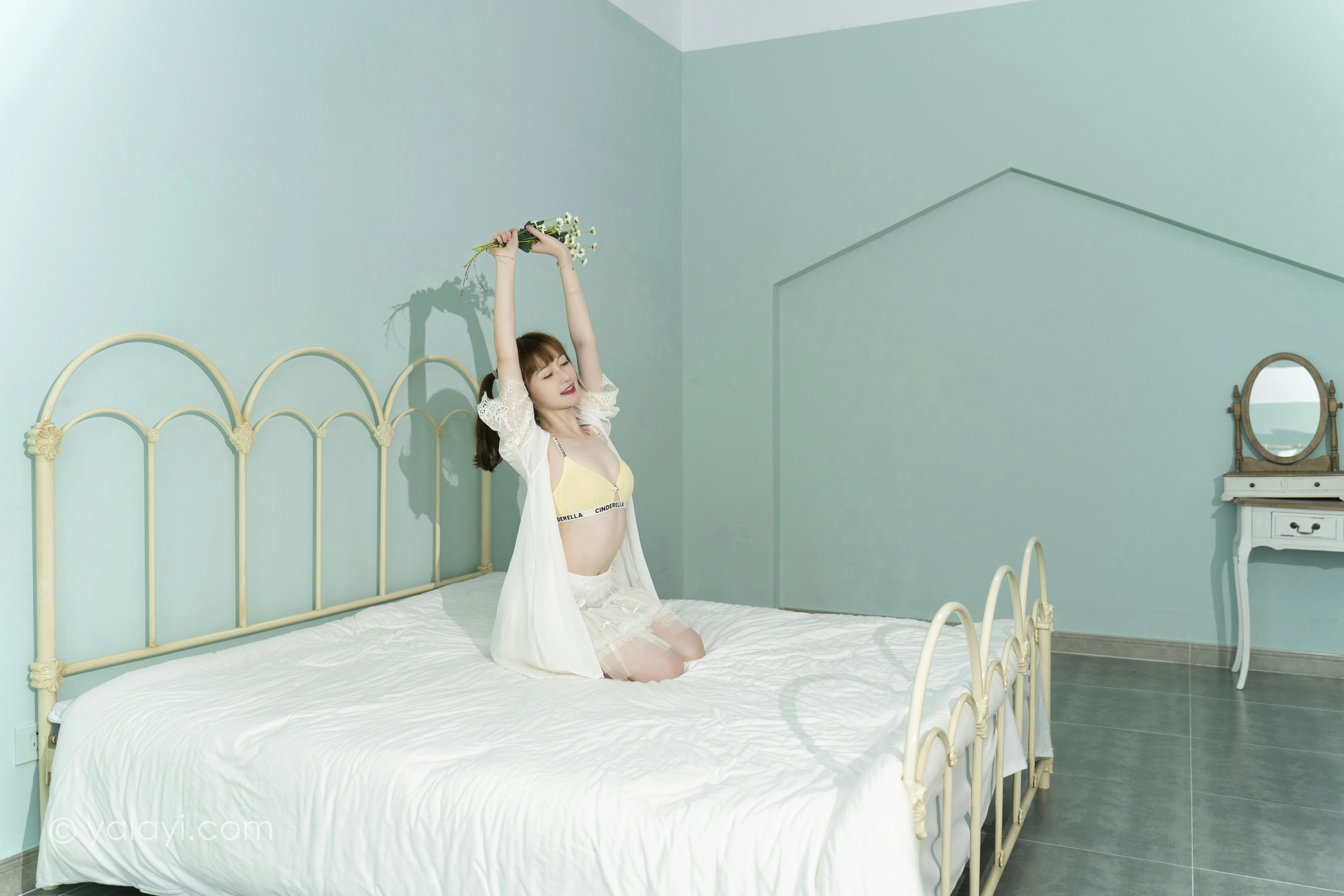 [YALAYI雅拉伊]NO.849 花漾裙裙 京京 白色透视睡衣与短裙加黄色内衣性感写真集第10张