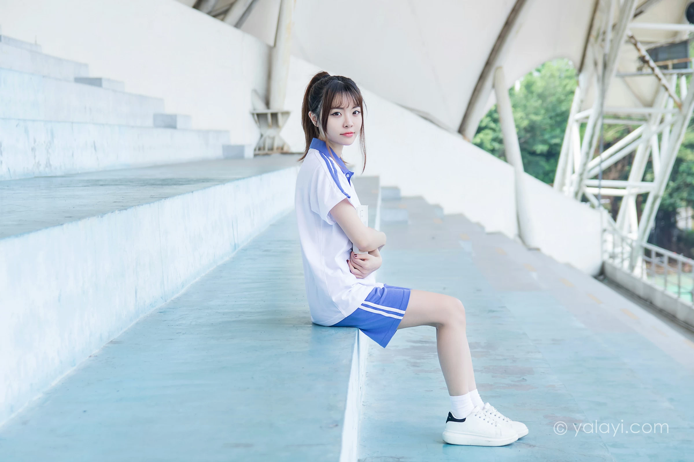 [YALAYI雅拉伊]NO.731 《那些年》 阳阳 白色短袖校服加蓝色短裤私房写真集第1张